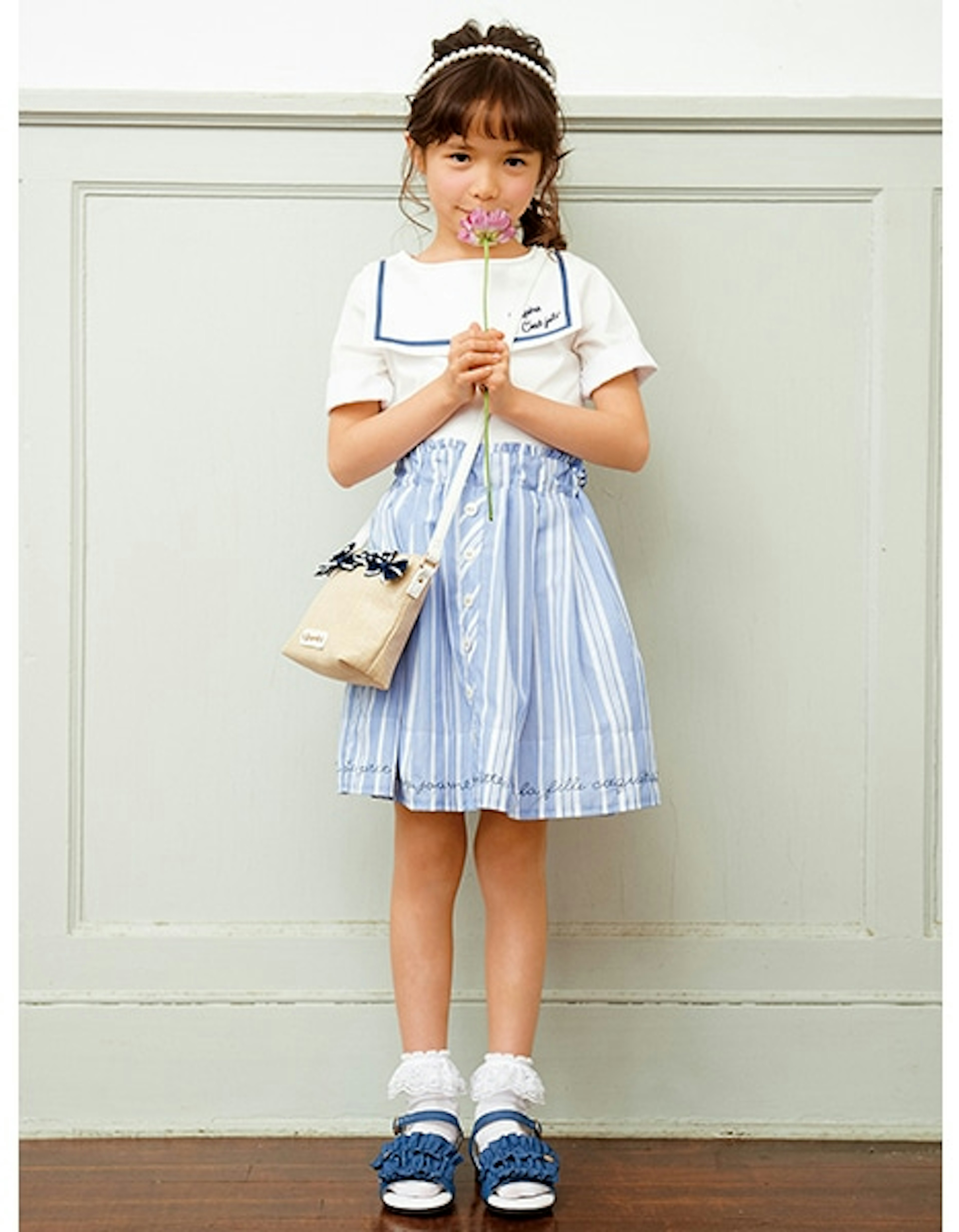 可愛らしいジュニア服でおしゃれを楽しむ女の子
