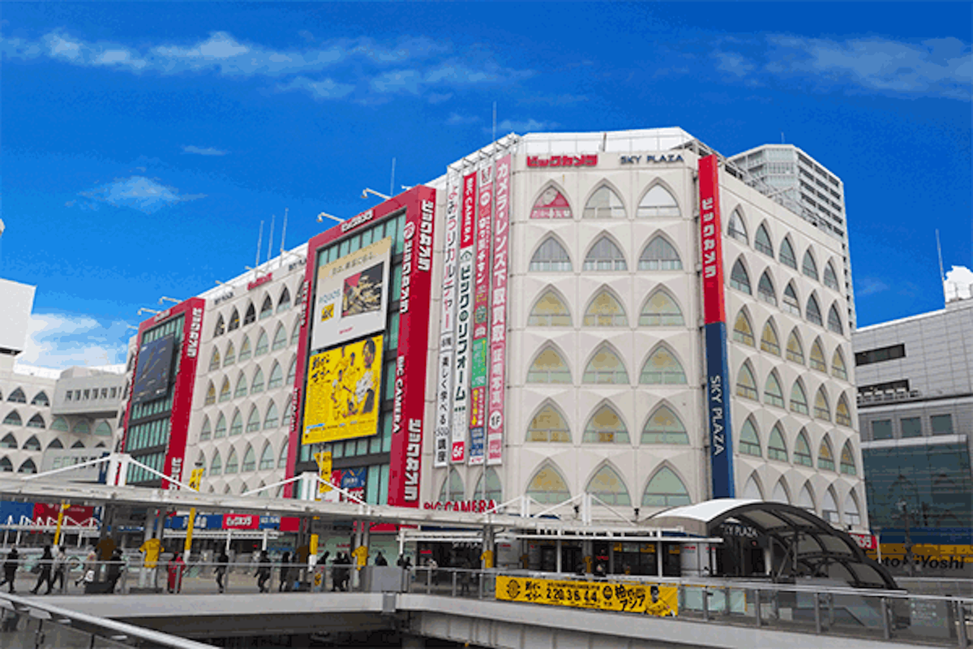 駅前の大型ゴルフショップで最新ギアをチェック