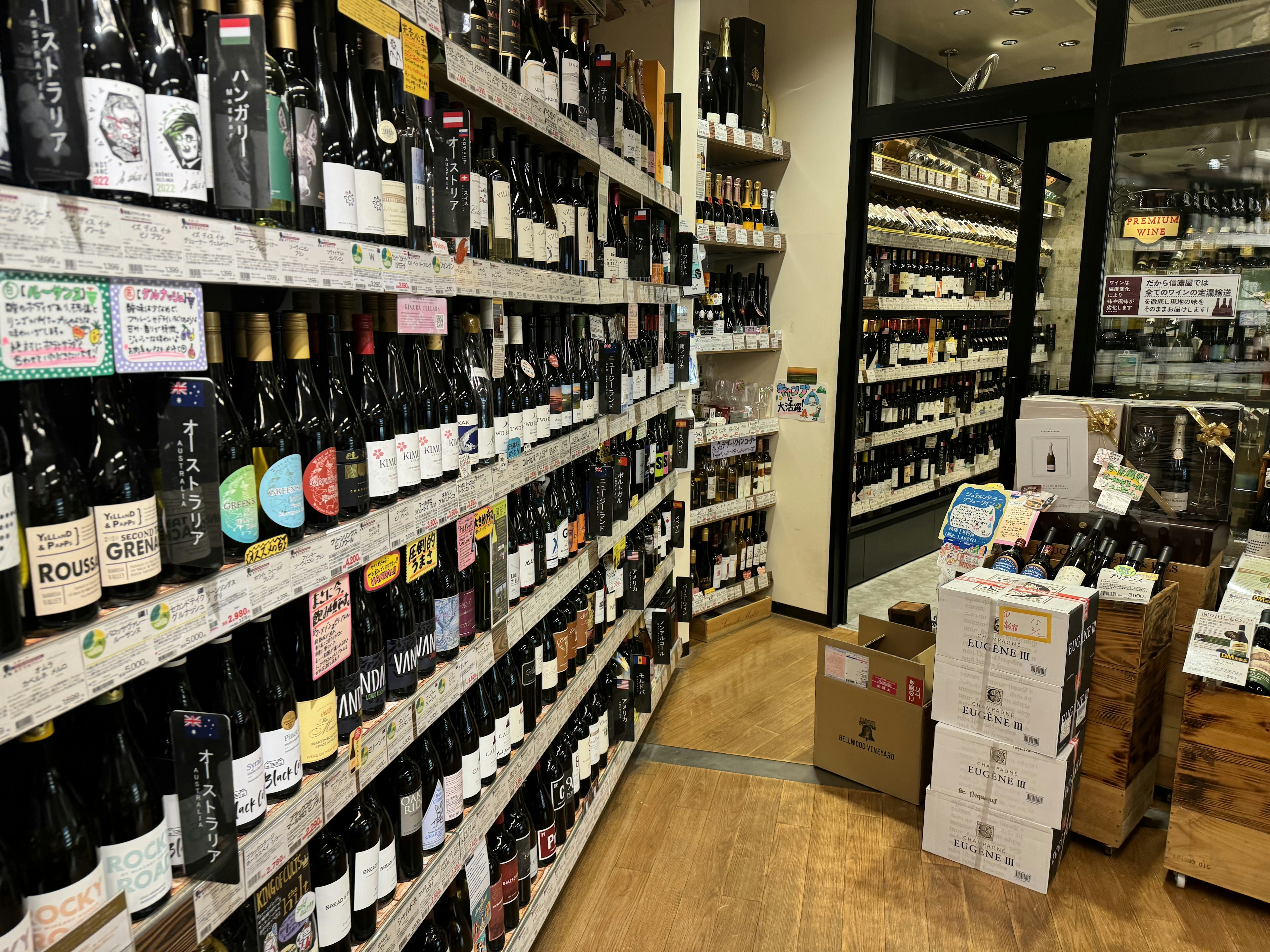 信濃屋の店内。棚には世界中から集められたさまざまな種類のワインボトルが陳列されており、ワインの選択が豊富であることがわかる