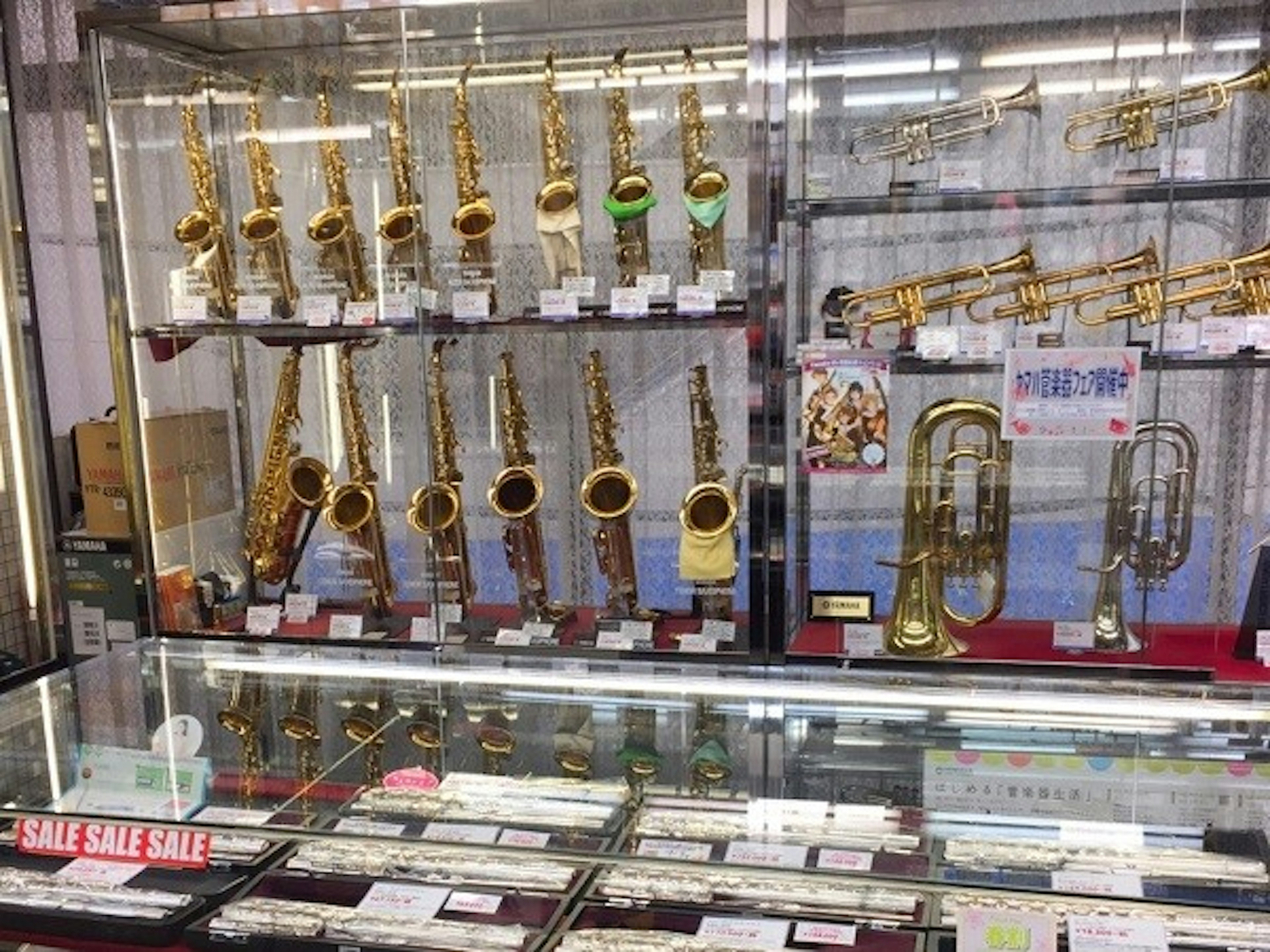 多彩な楽器が揃う店内で音楽の世界に浸る