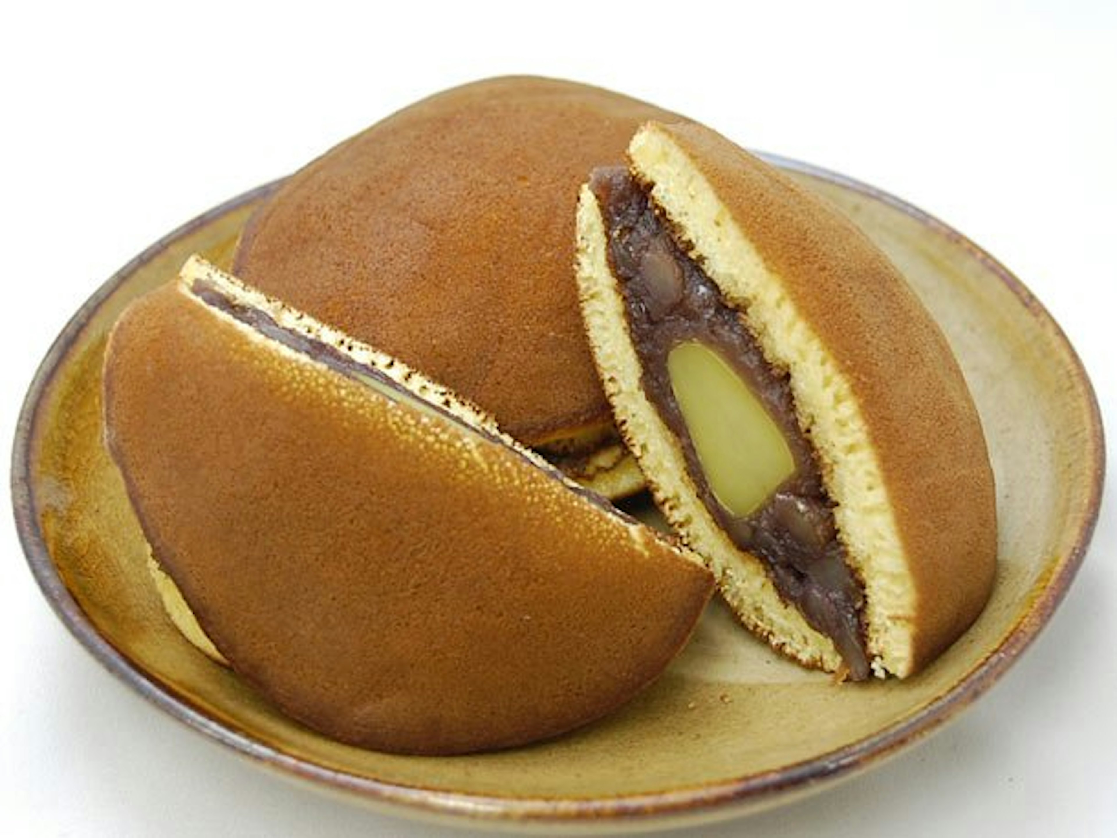 ふわふわの生地に包まれた栗入りの絶品どら焼き