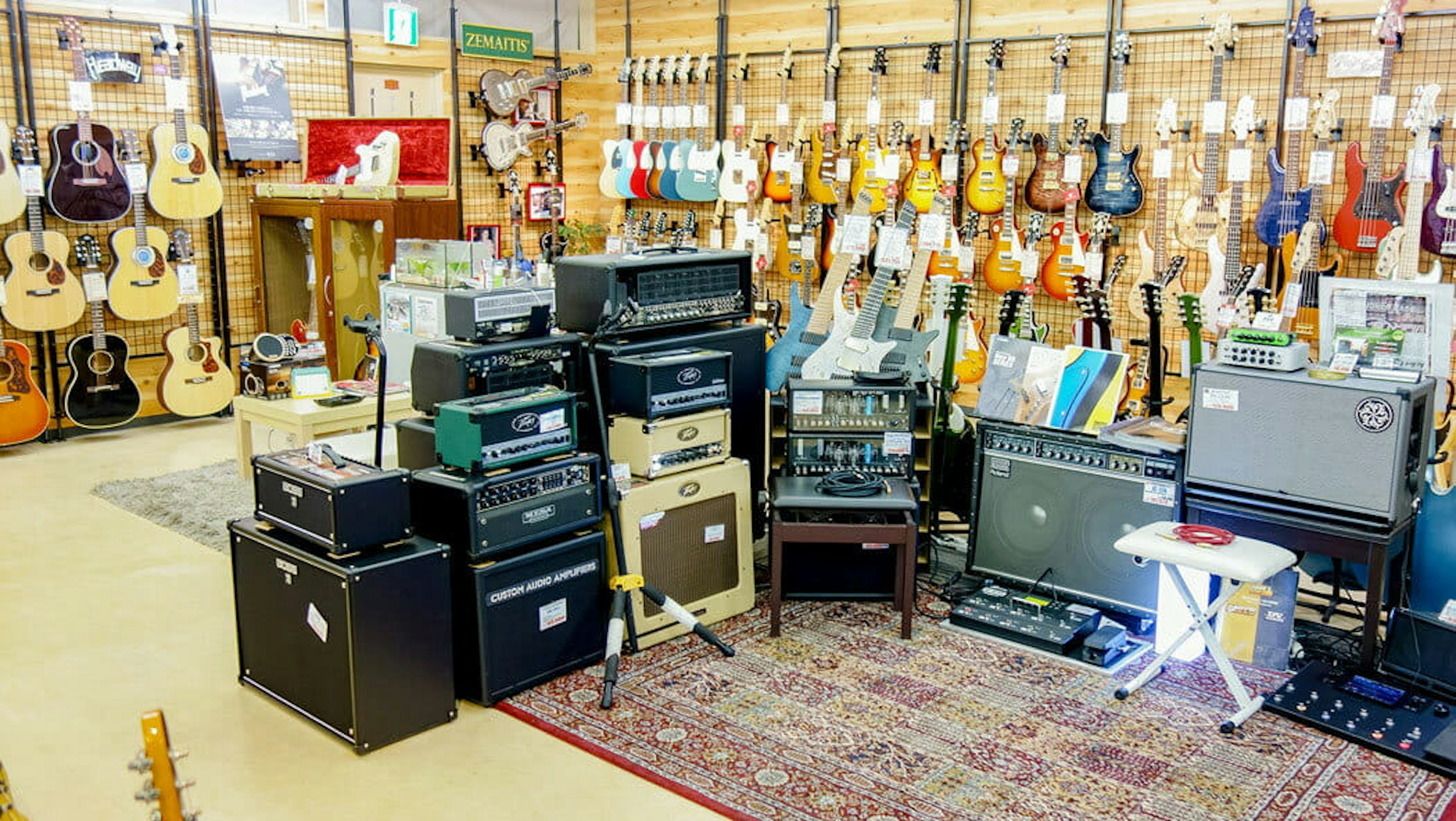 多彩なギターとアンプが揃う楽器店の店内風景