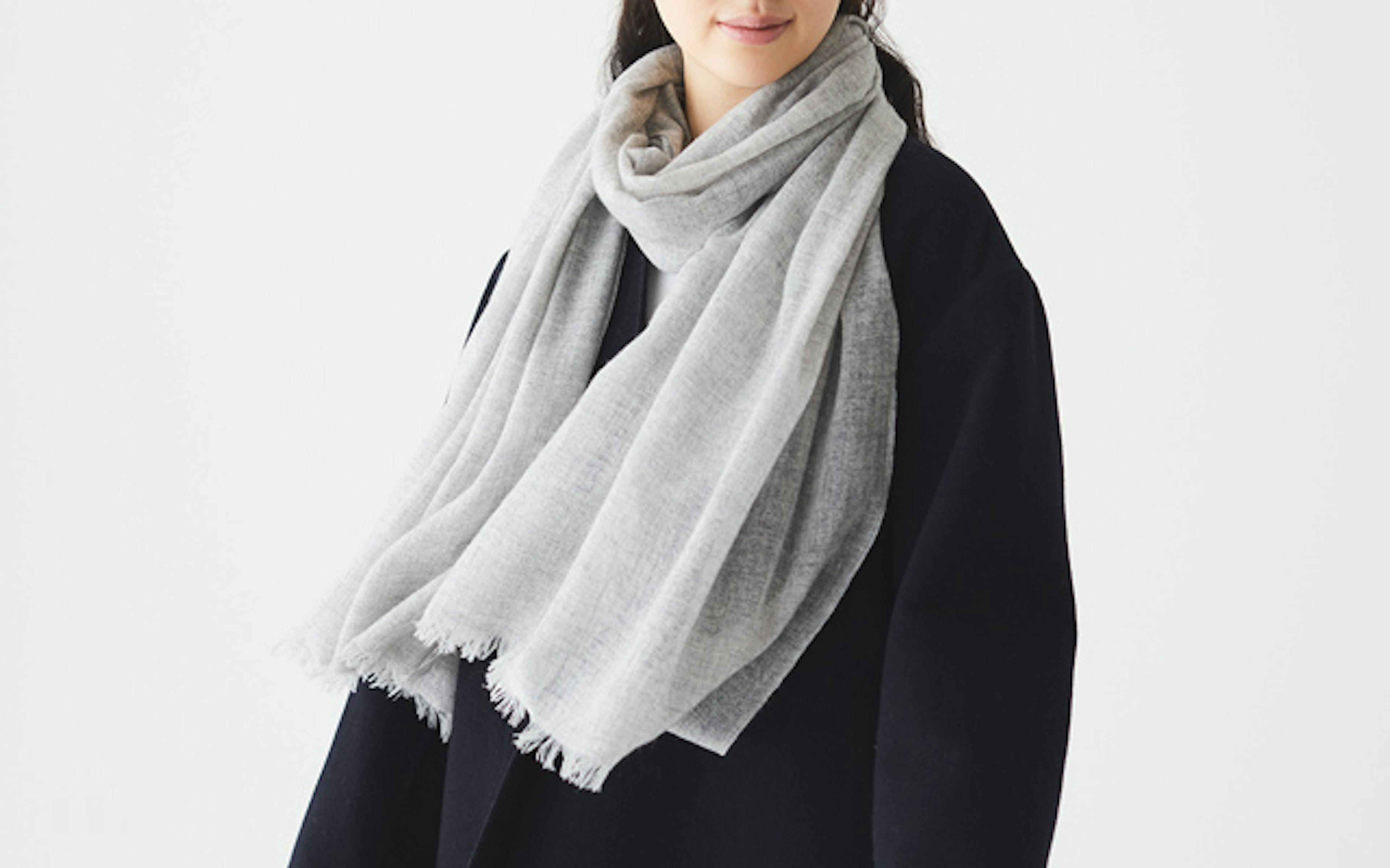 シンプルで上品なグレーのストールが魅力的です。