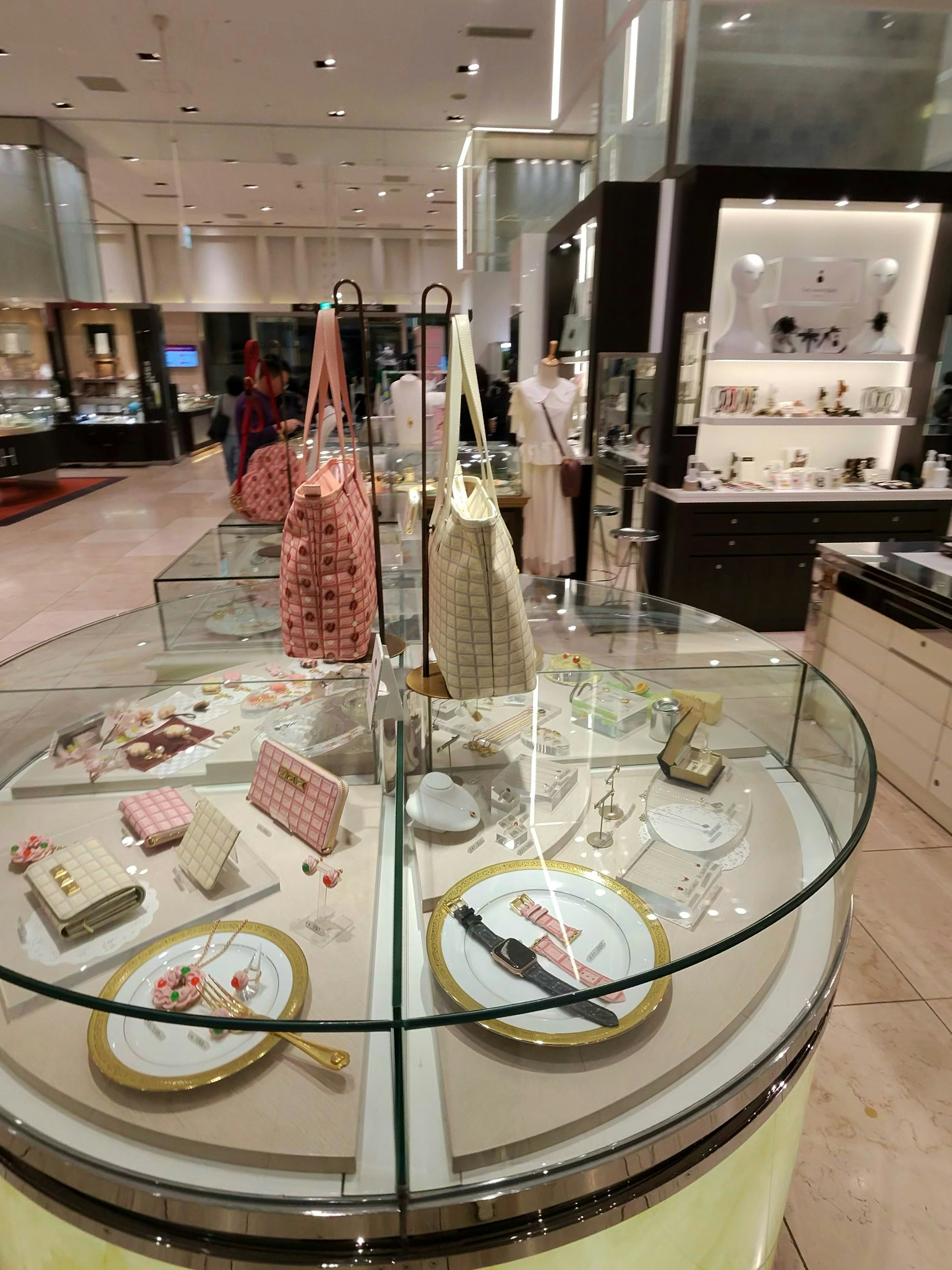 Q-pot.の店内にあるガラスディスプレイケースに展示されたバッグとアクセサリー