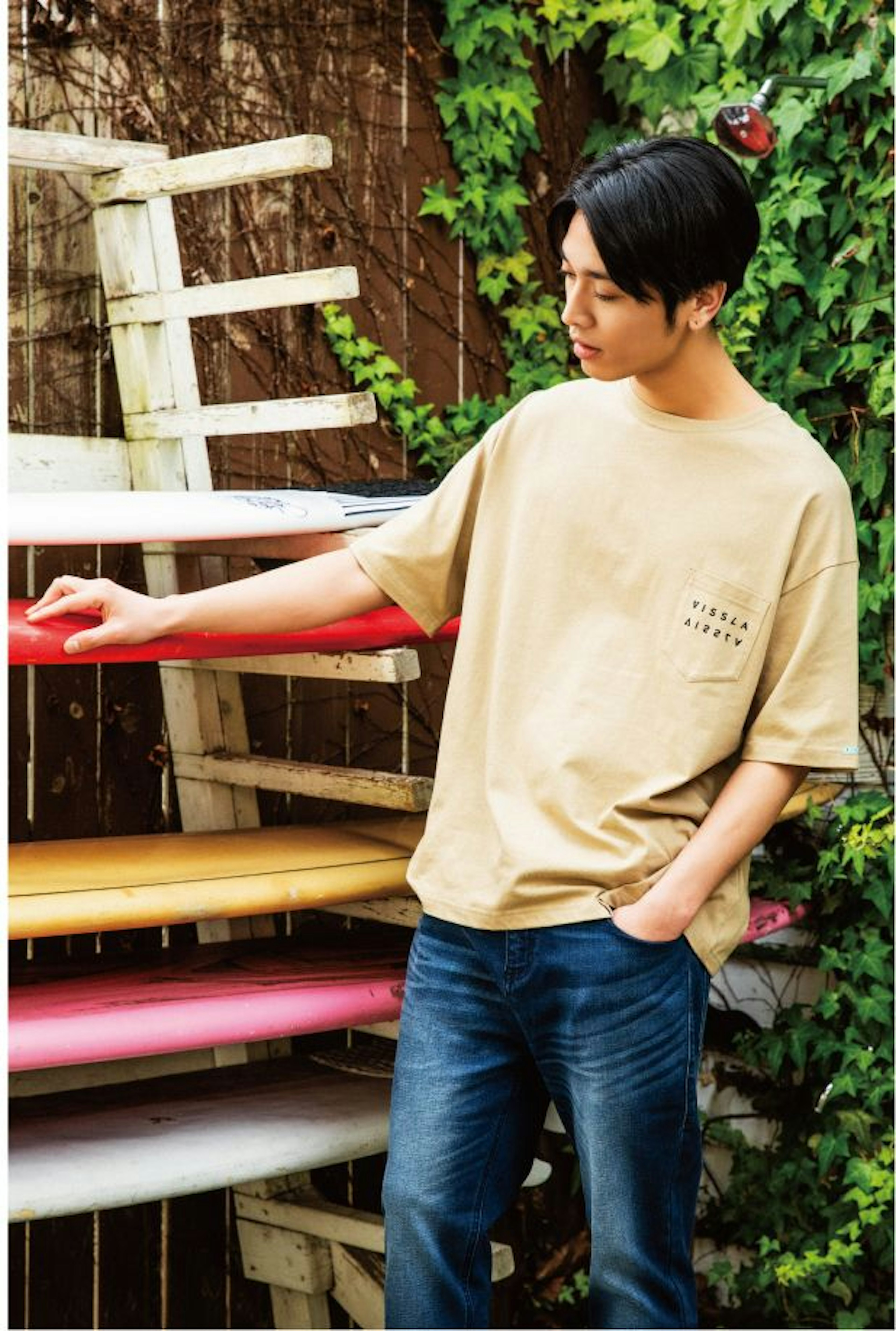 カジュアルなTシャツでリラックスした休日を楽しむ男性