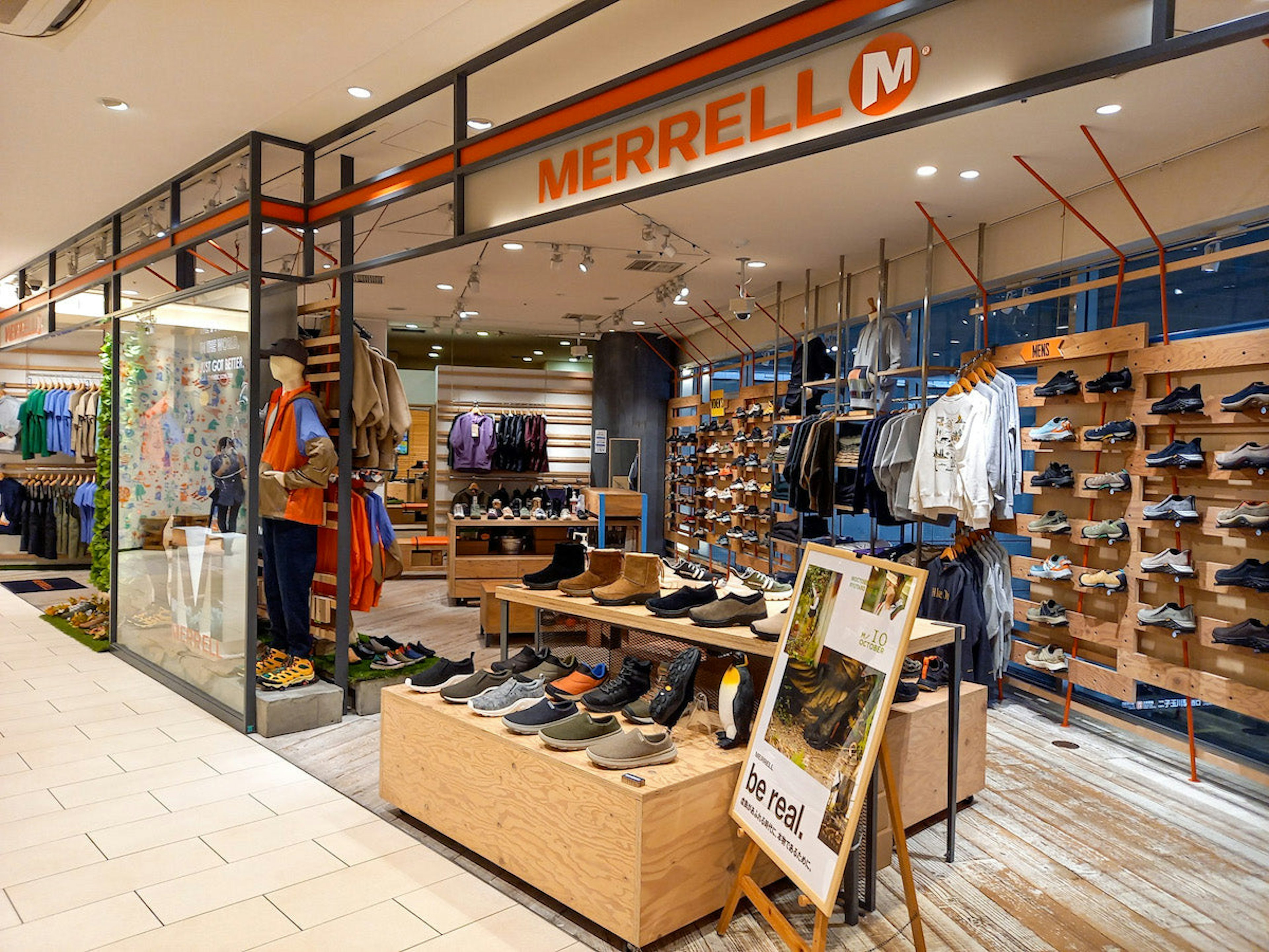 MERRELL二子玉川ライズ店の外観。さまざまなアウトドアアイテムが並んでいる。