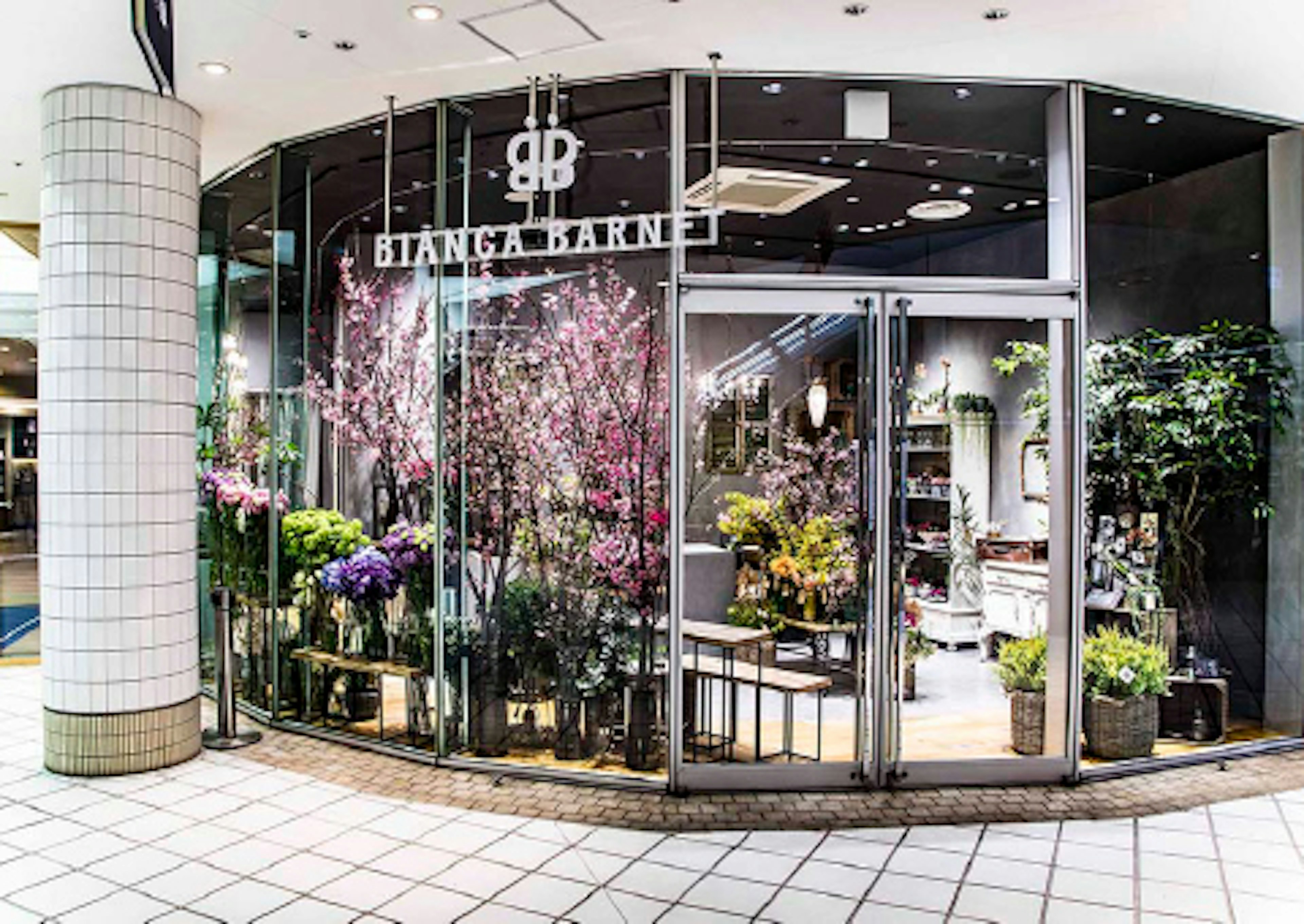 都会のオアシス、心癒される花屋の美しい店内