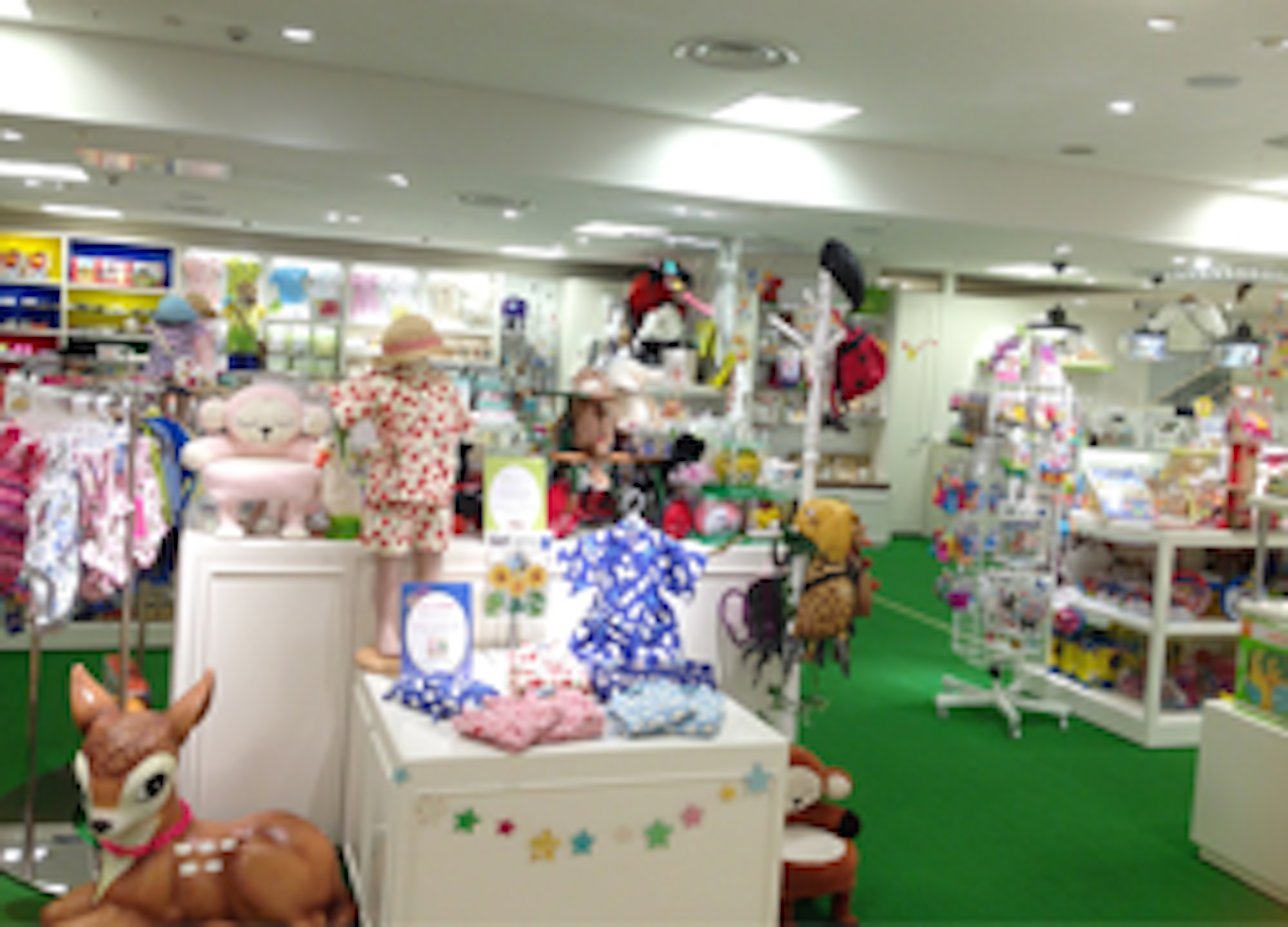 カラフルで可愛い子供服が揃うおしゃれな店内