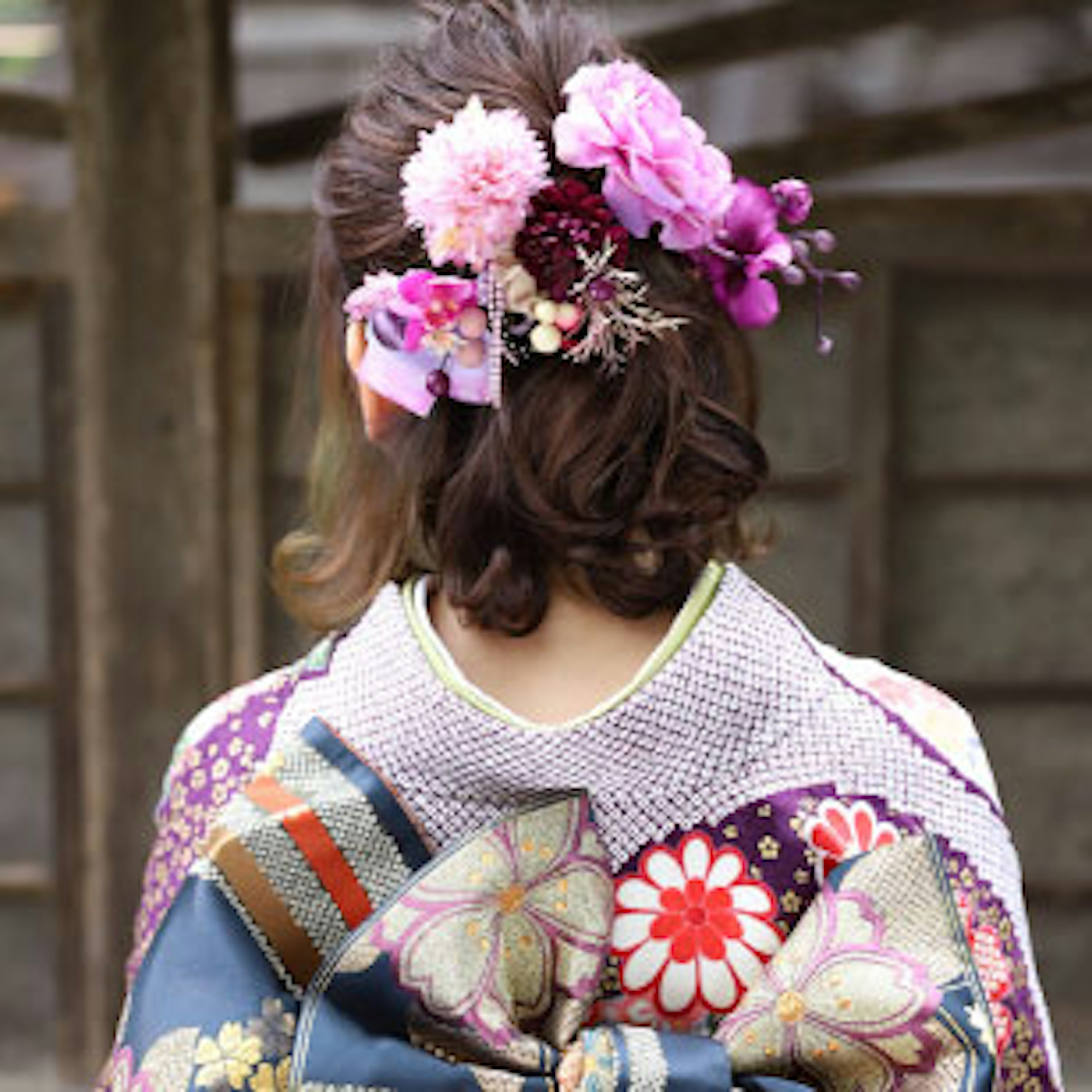 華やかな振袖と美しい髪飾りで特別な日を彩る