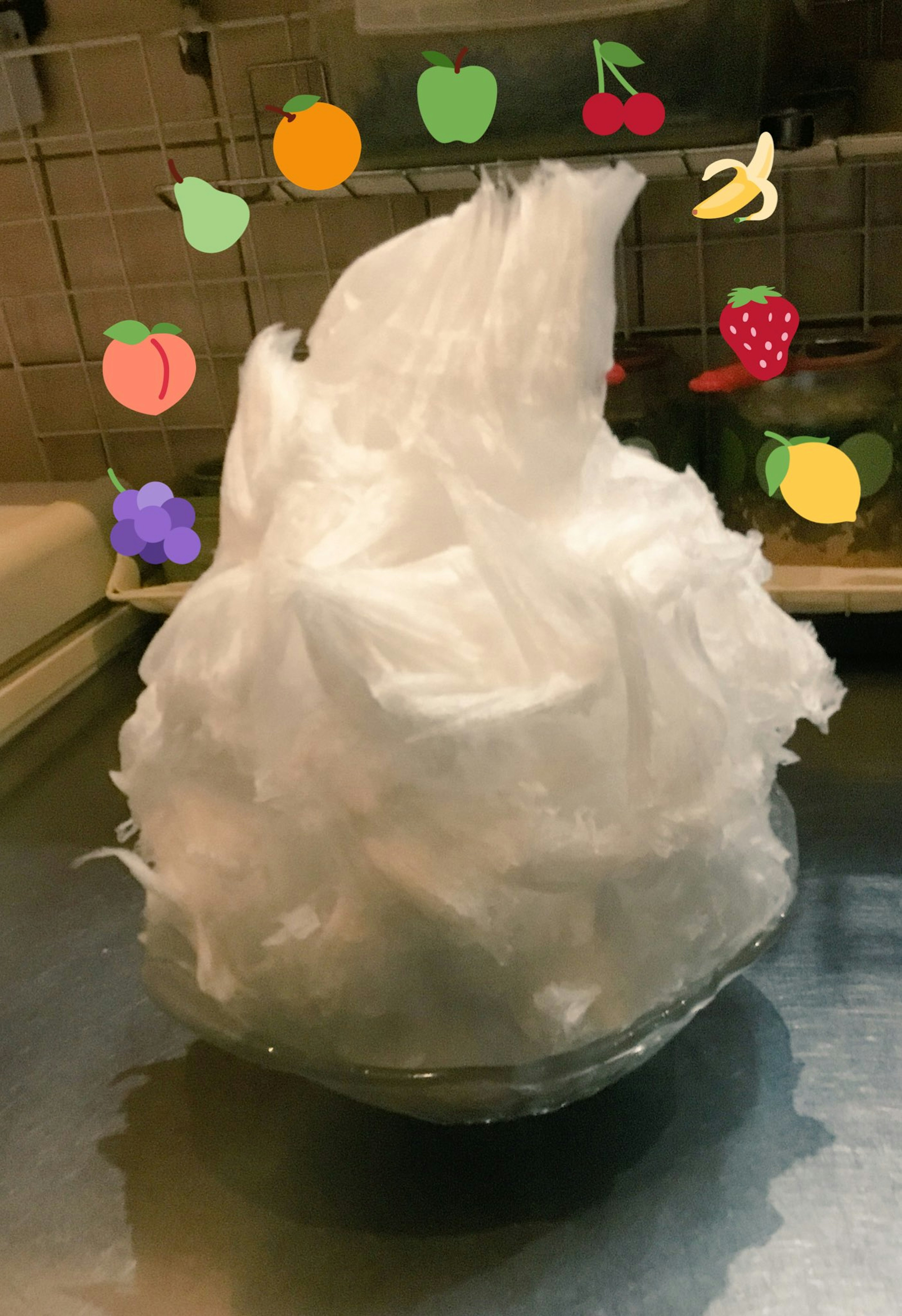 ふわふわのかき氷、果物のトッピングが魅力的