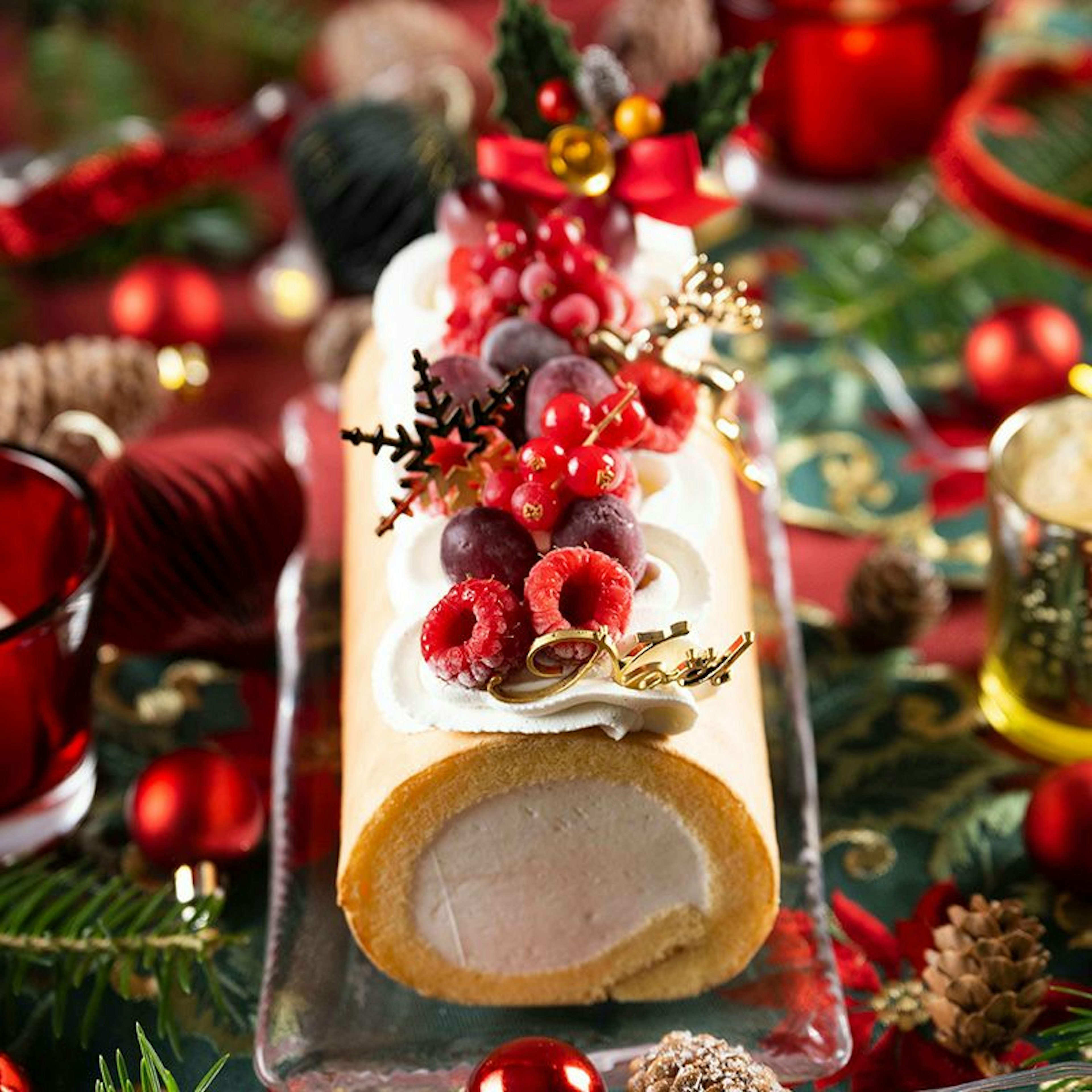 華やかなクリスマス仕様のデザインのケーキ画像。