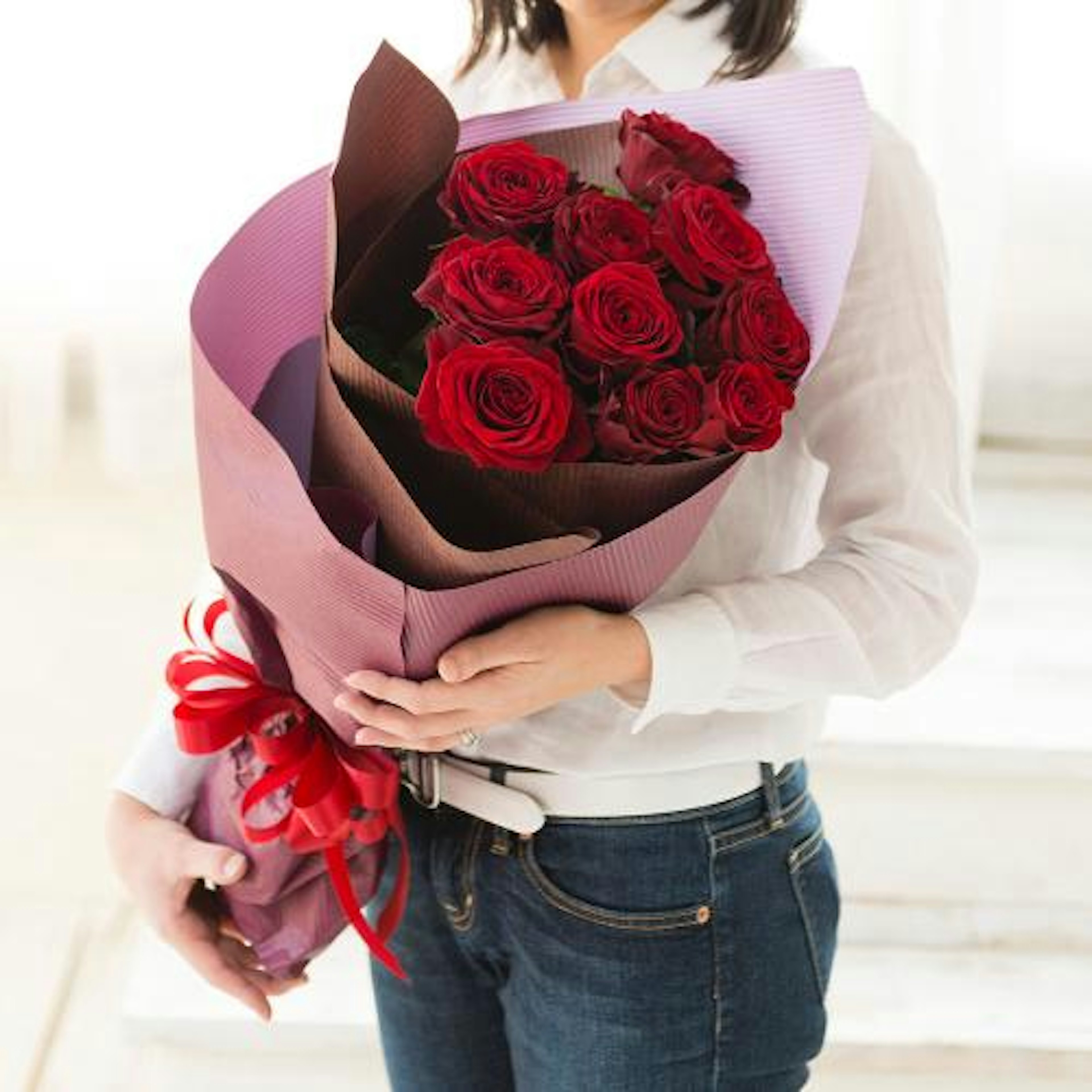 特別な日にぴったりの美しい赤いバラの花束
