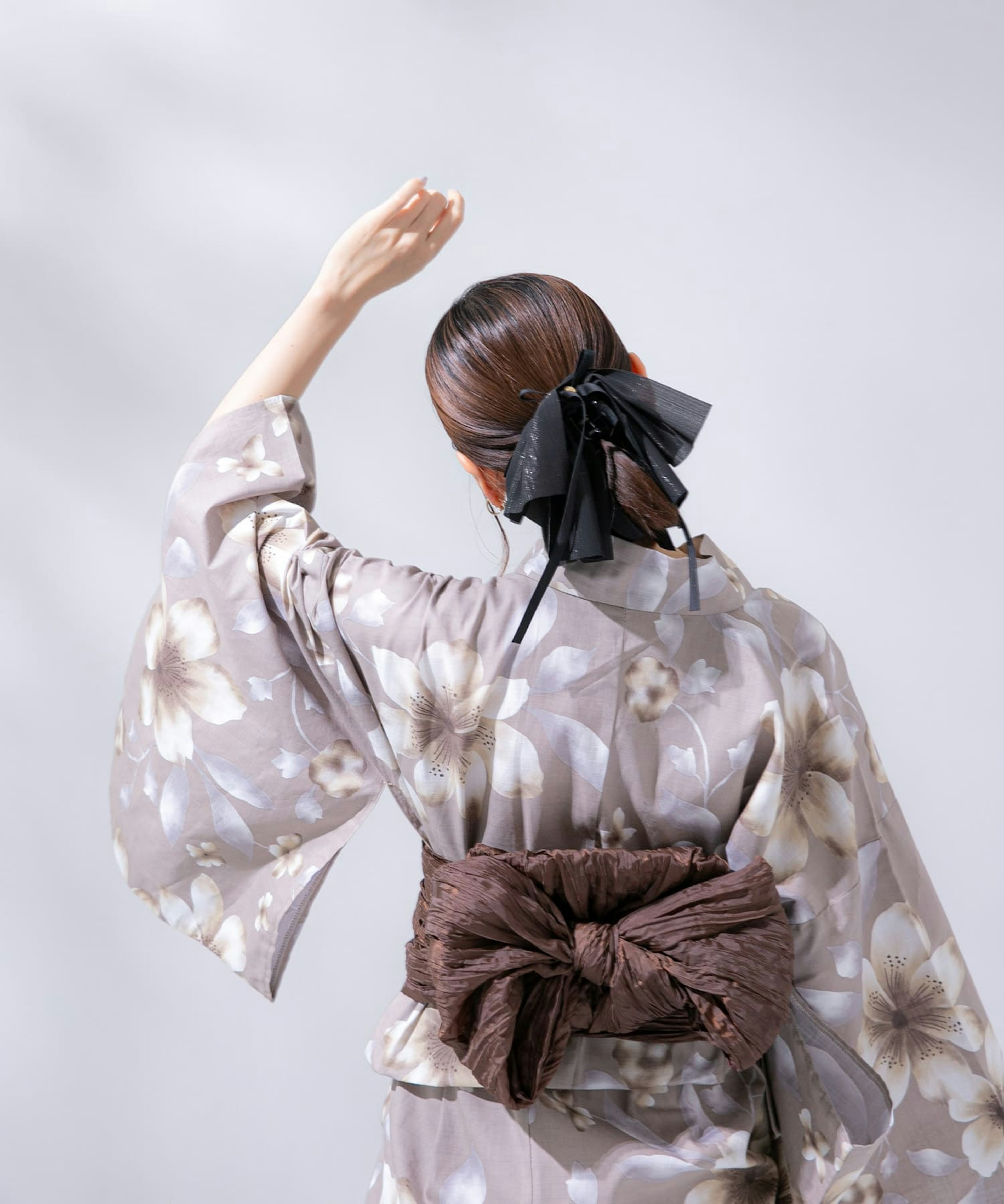 ニュアンスカラーが美しいセンスオブプレイスの浴衣を着ている女性の後ろ姿