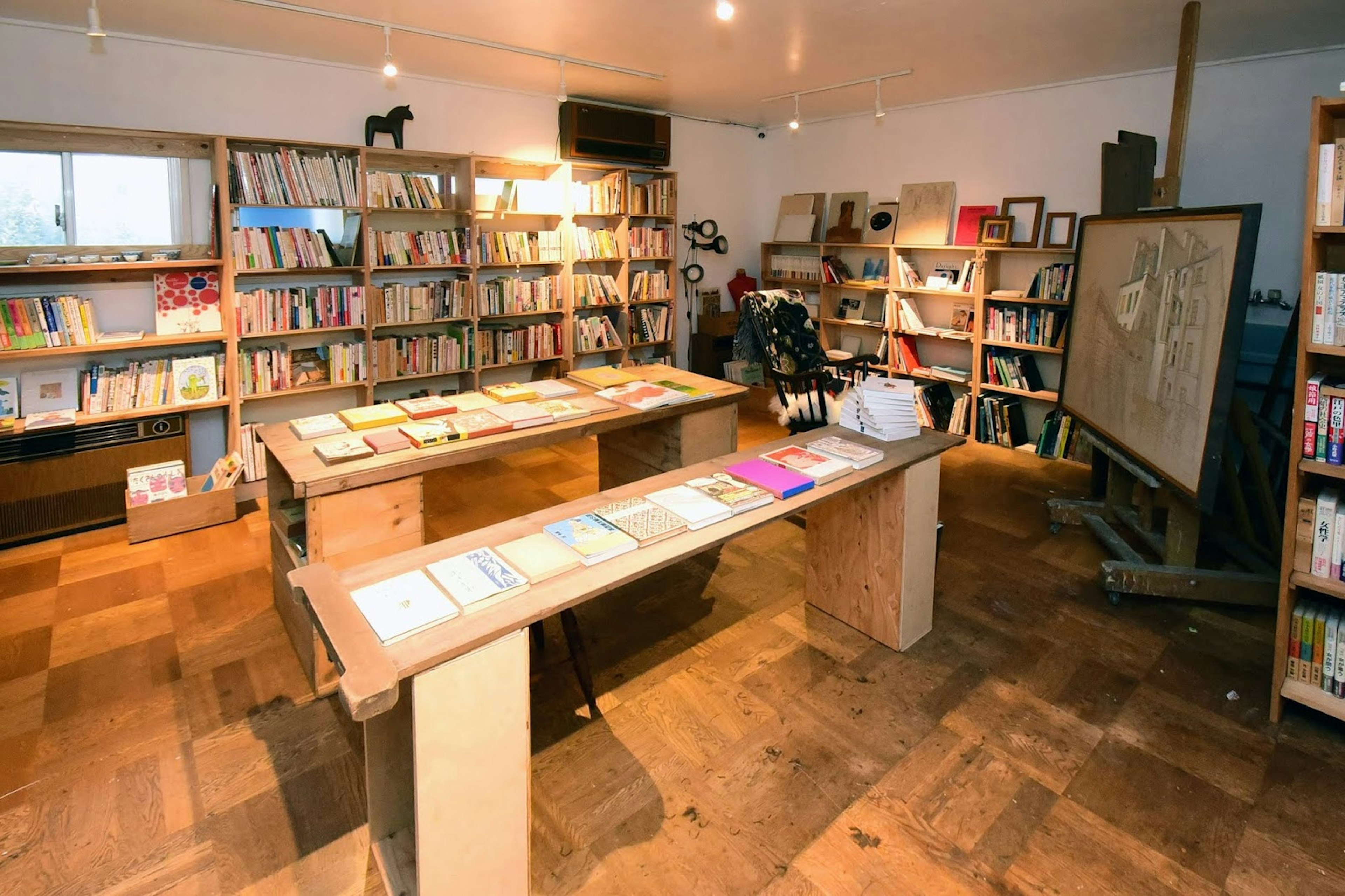 温かみのある雰囲気の本屋でリラックスした時間を