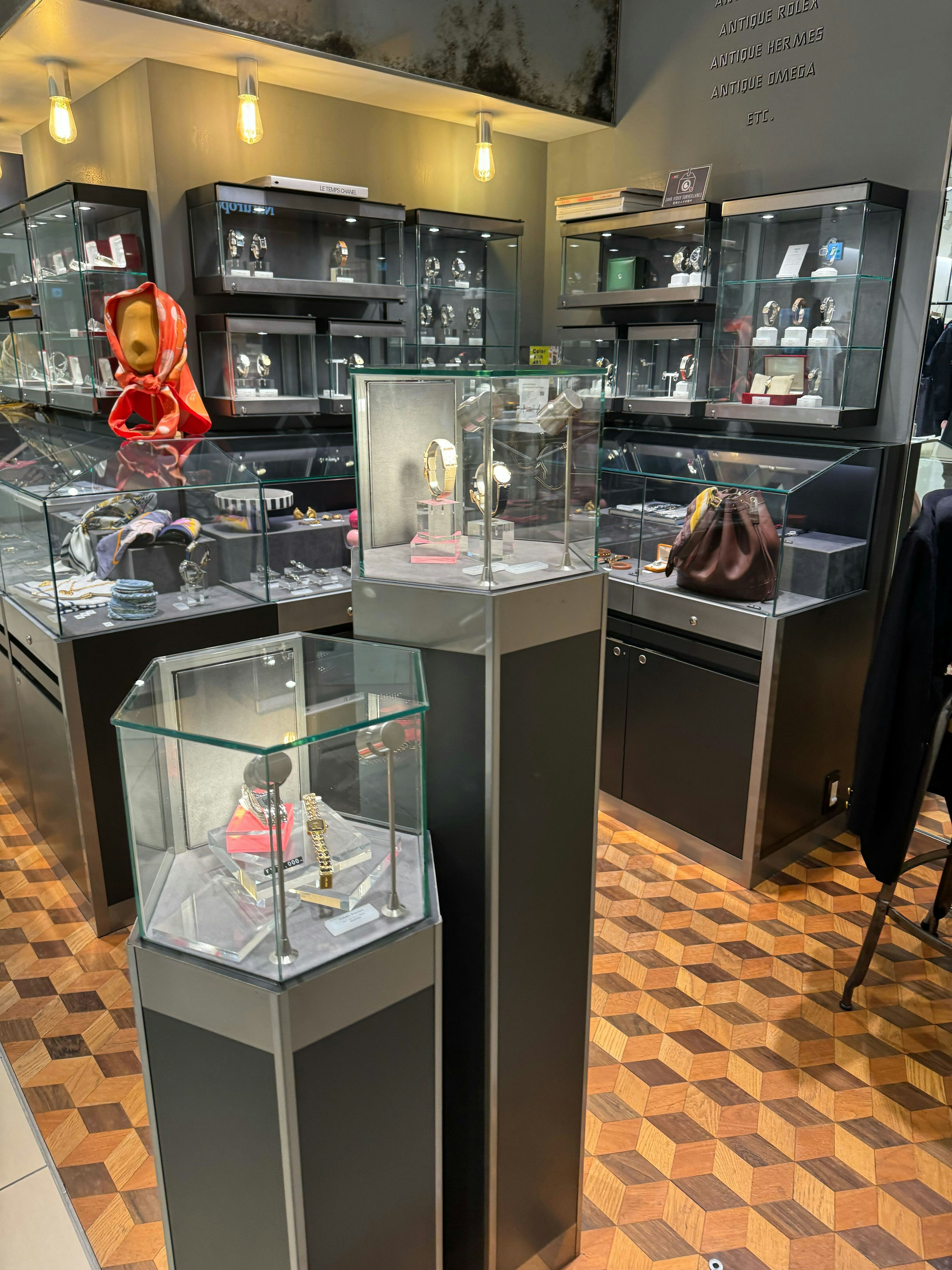 「HIROB SOUTH」のショップで展示されている洗練されたアンティークウォッチ。