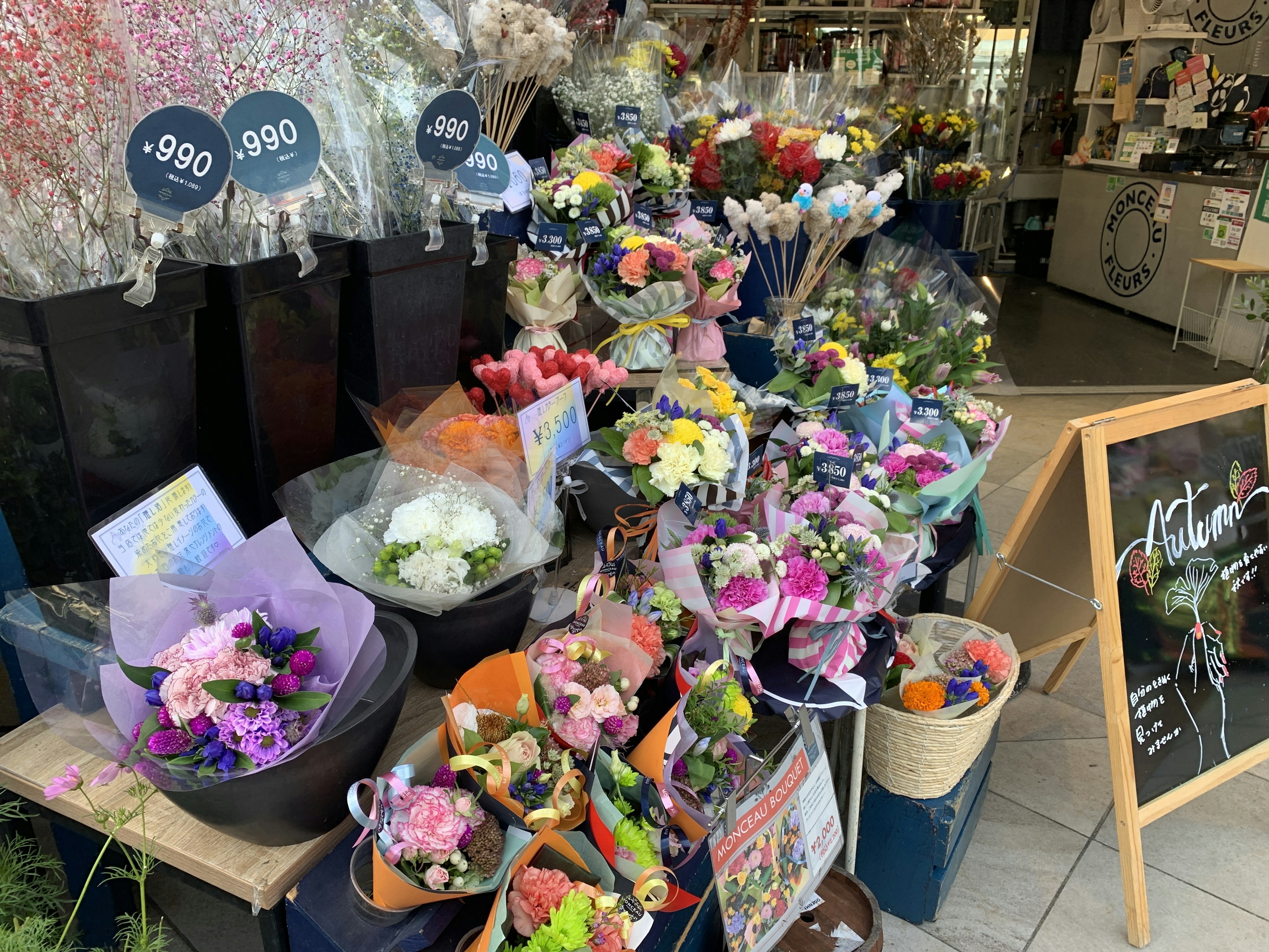 色とりどりのドライフラワーが並ぶおしゃれな花屋