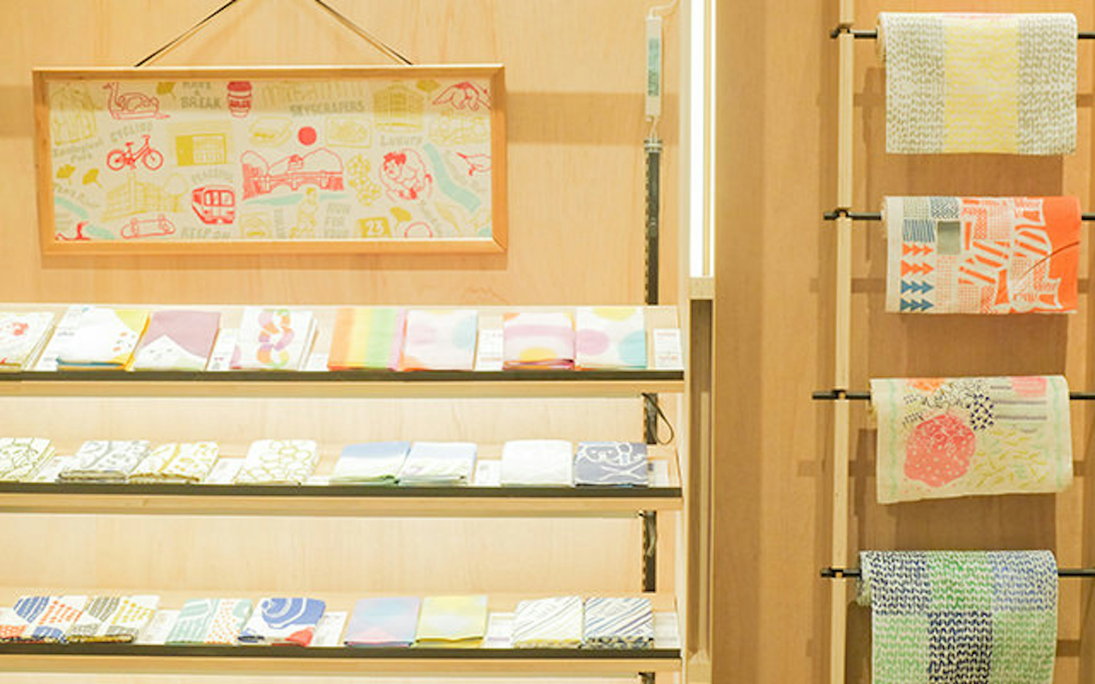 にじゆらの手ぬぐいが置いてある店舗内観。