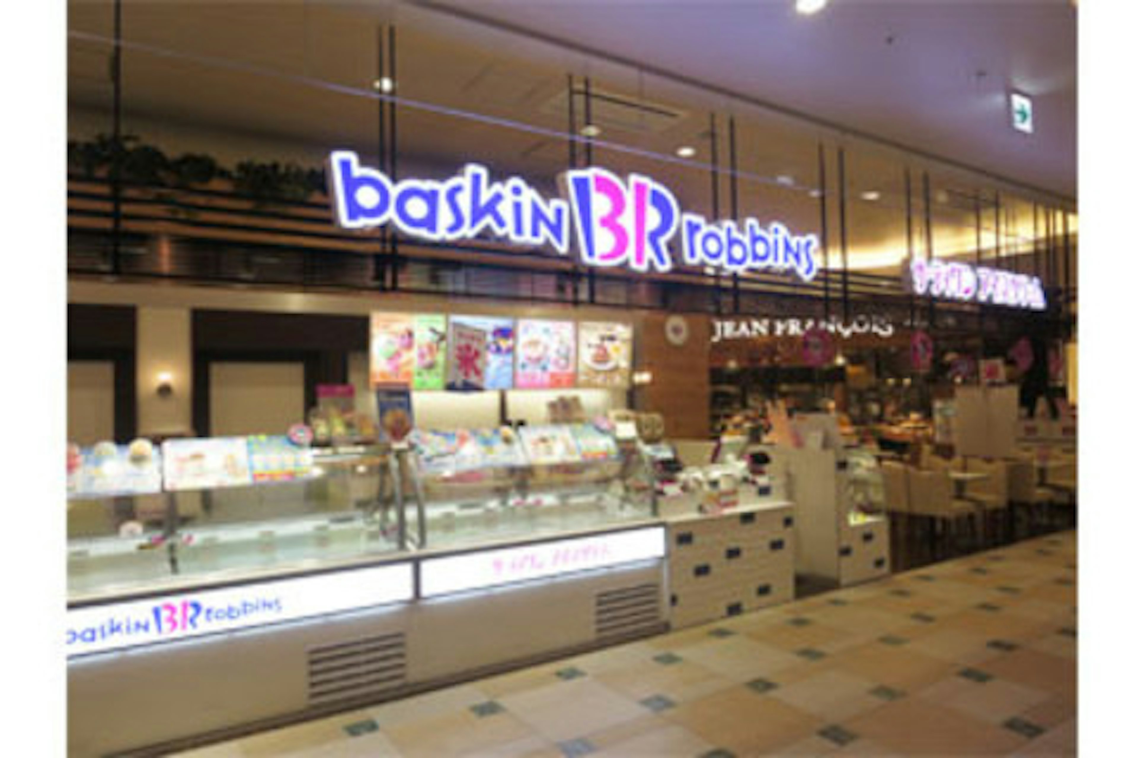 カラフルなかき氷が楽しめるおしゃれなアイスクリーム店