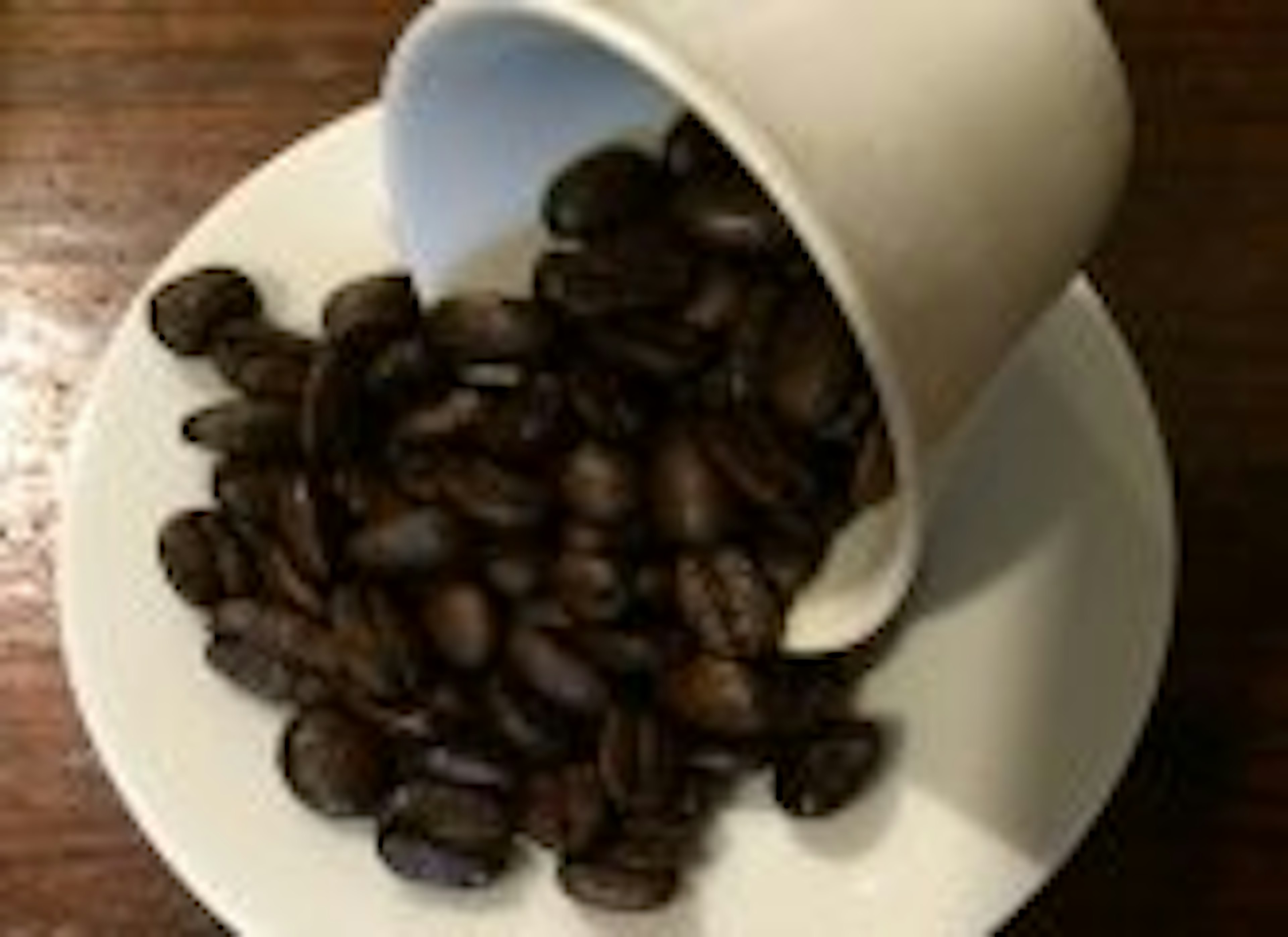落ち着いた雰囲気のカフェで喫煙しながらコーヒーを楽しむ