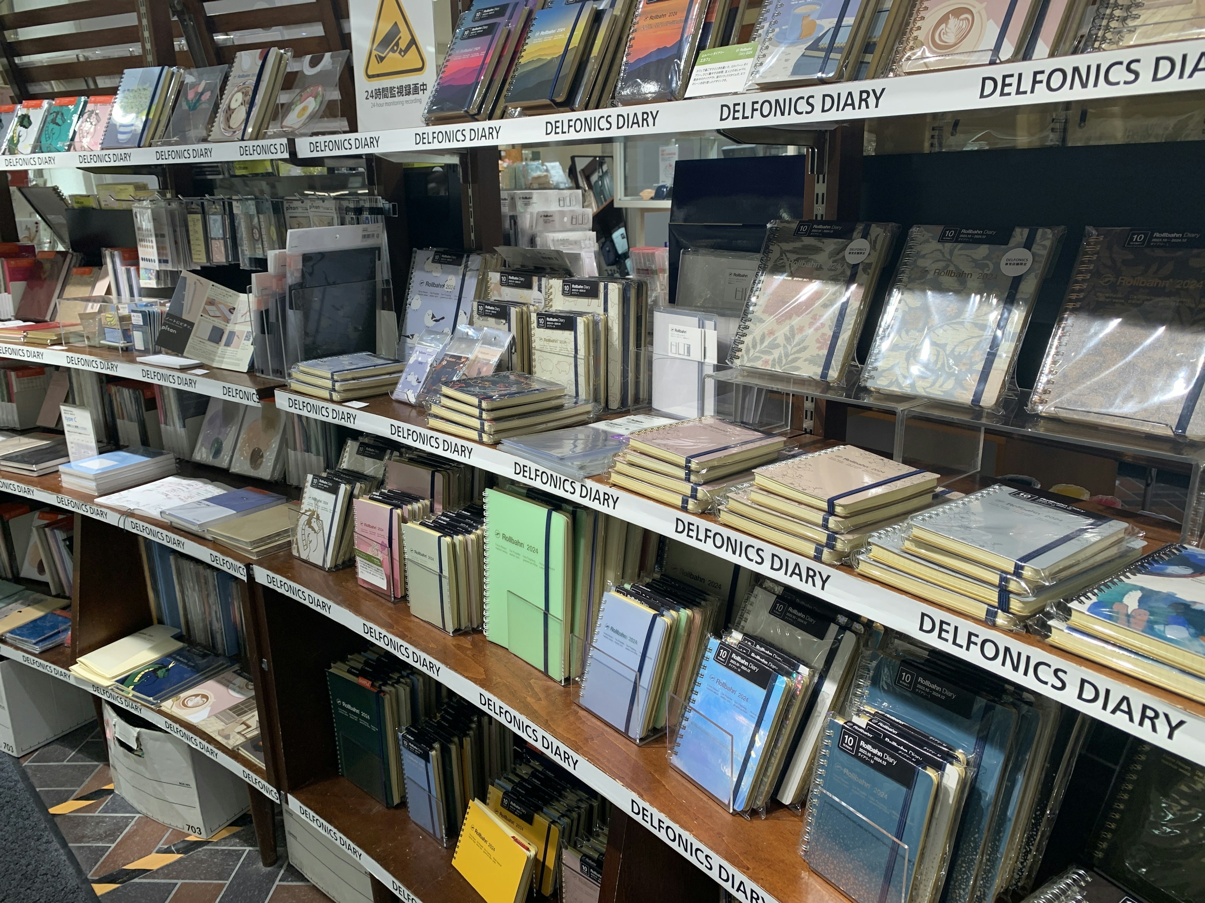 おしゃれなカレンダーが揃う文房具店の店内