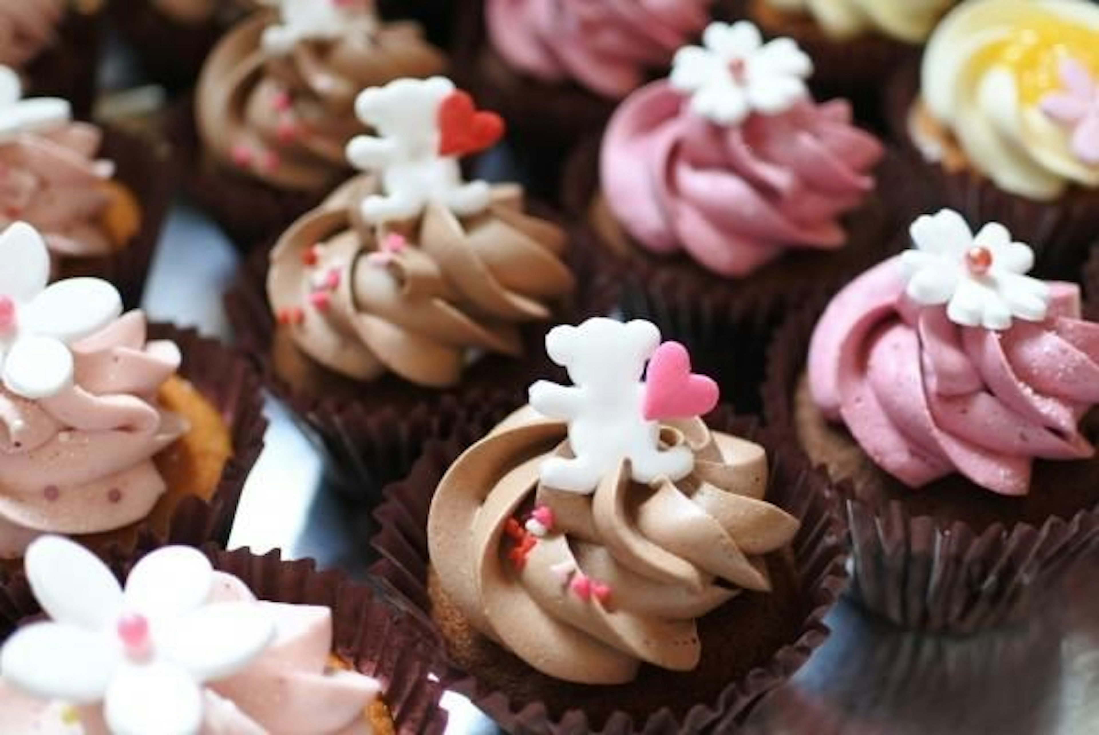 かわいいカップケーキを渡したら彼女も大喜び！