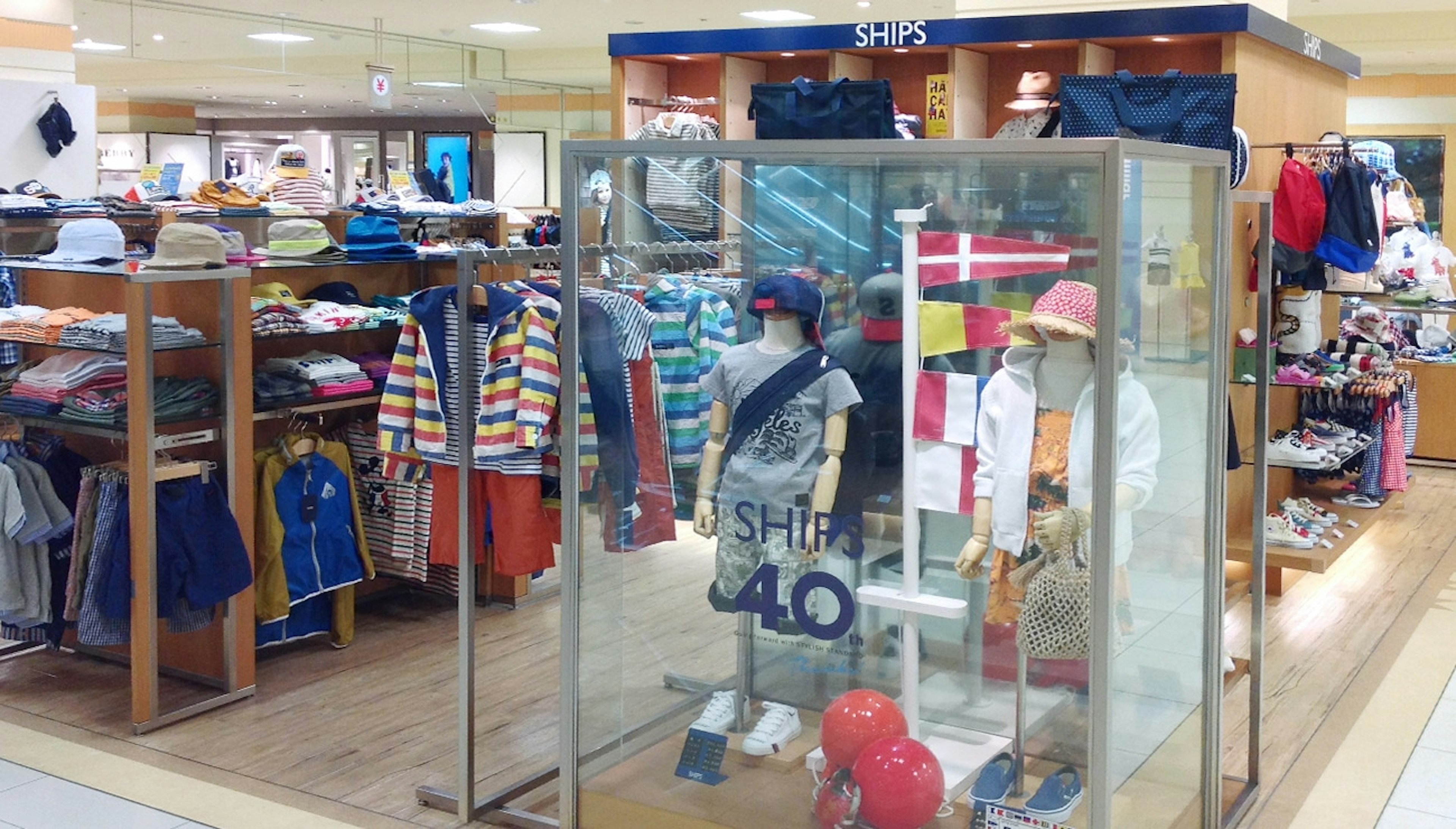 カラフルでおしゃれな子供服が揃う店内の様子