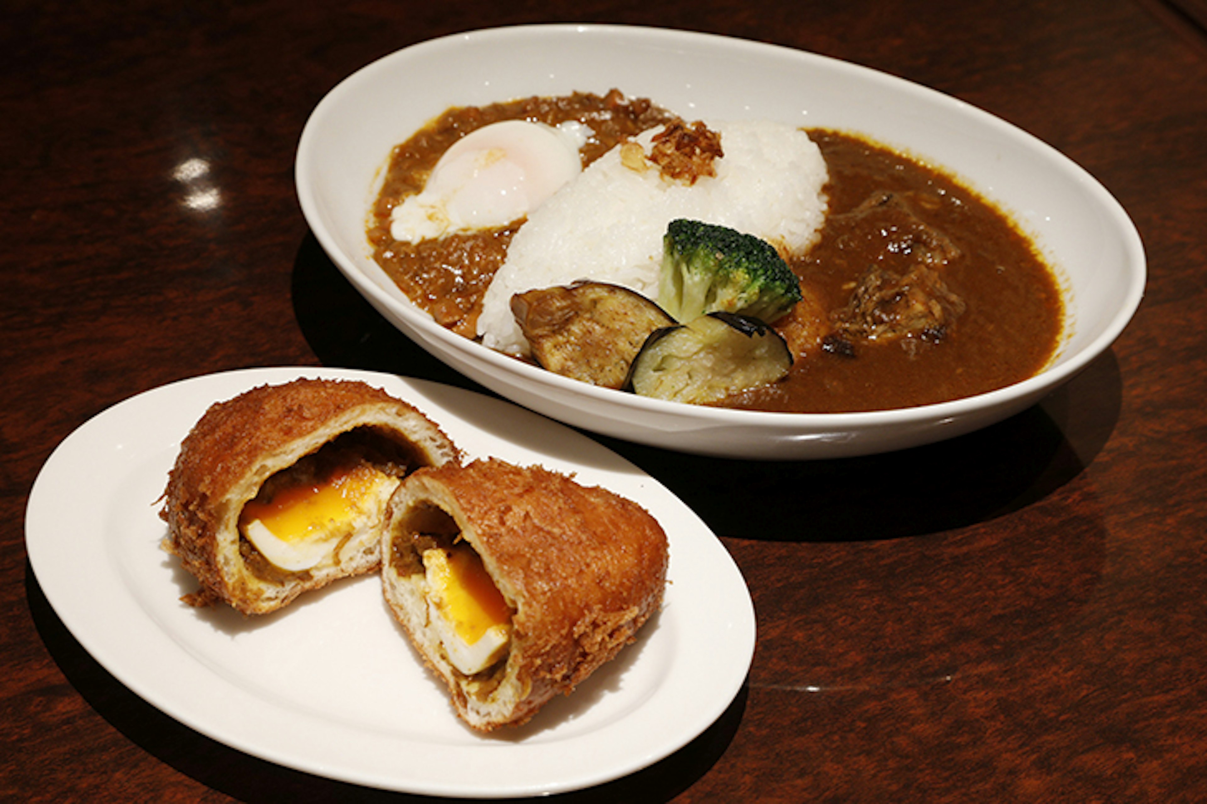 NEOカレーパンと絶品カレーの贅沢な組み合わせ
