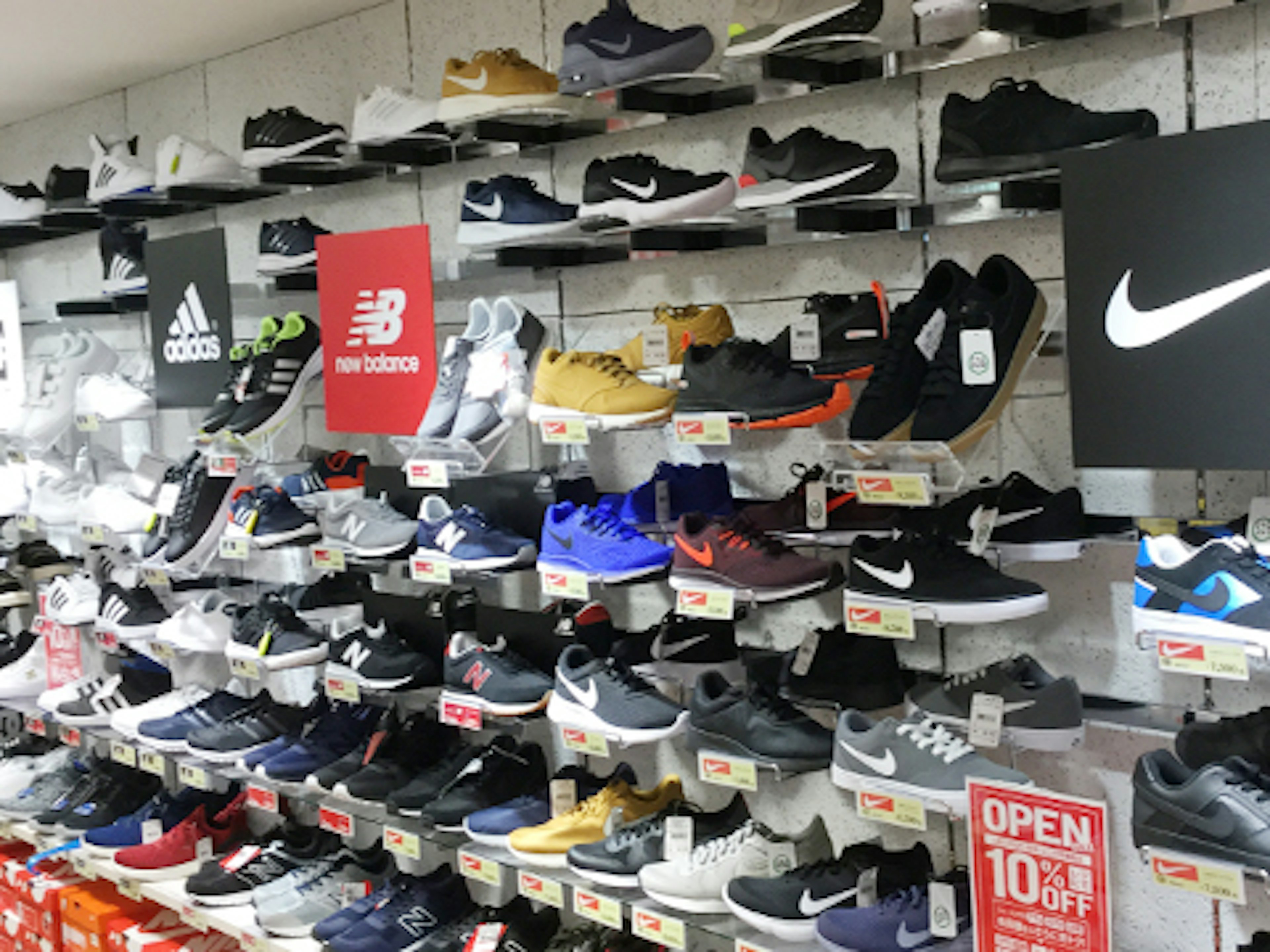 最新のニューバランスを含む多彩なスニーカーが揃う店舗