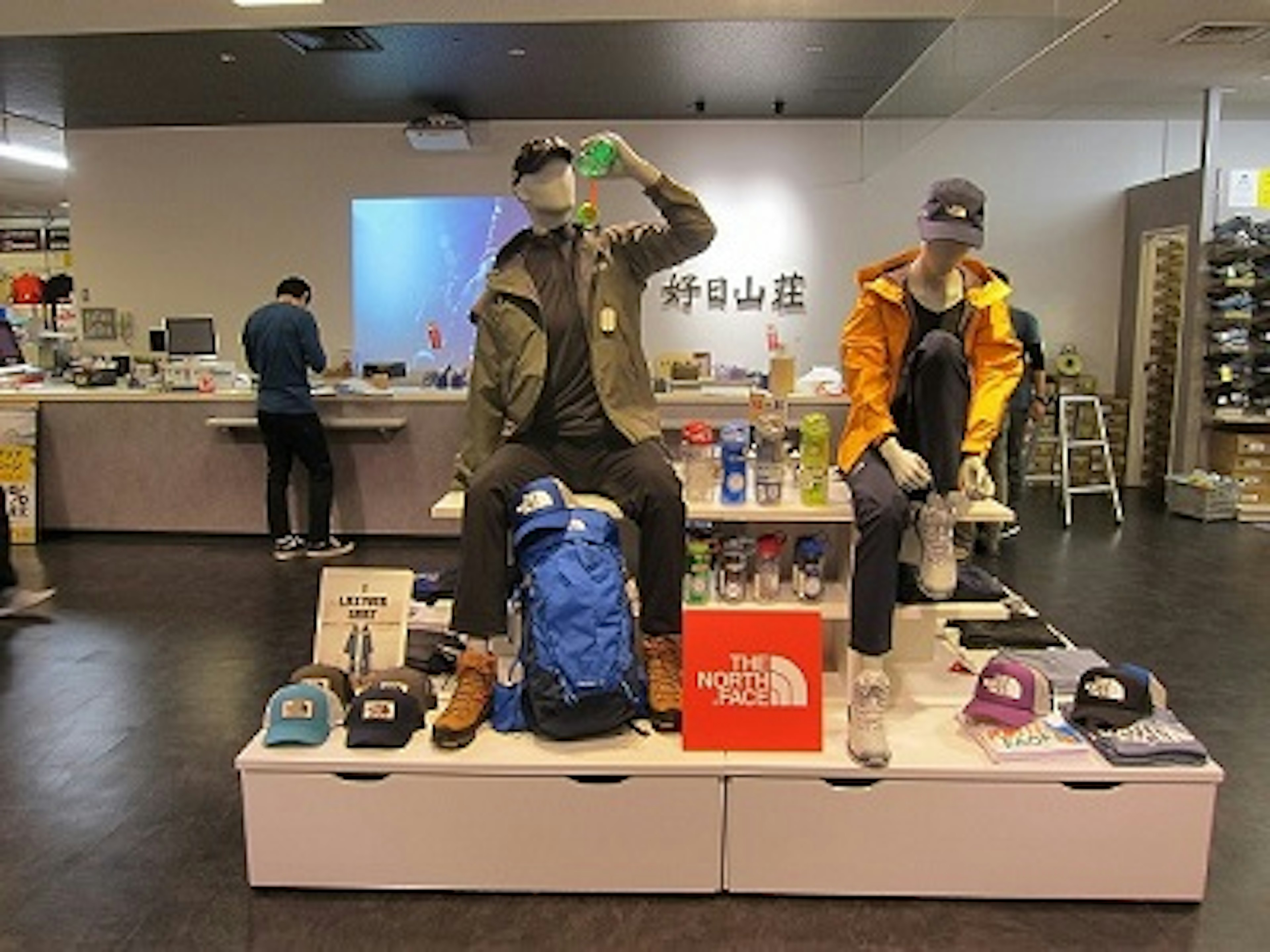 アウトドア用品が充実した店舗でメンズ下着も購入可能