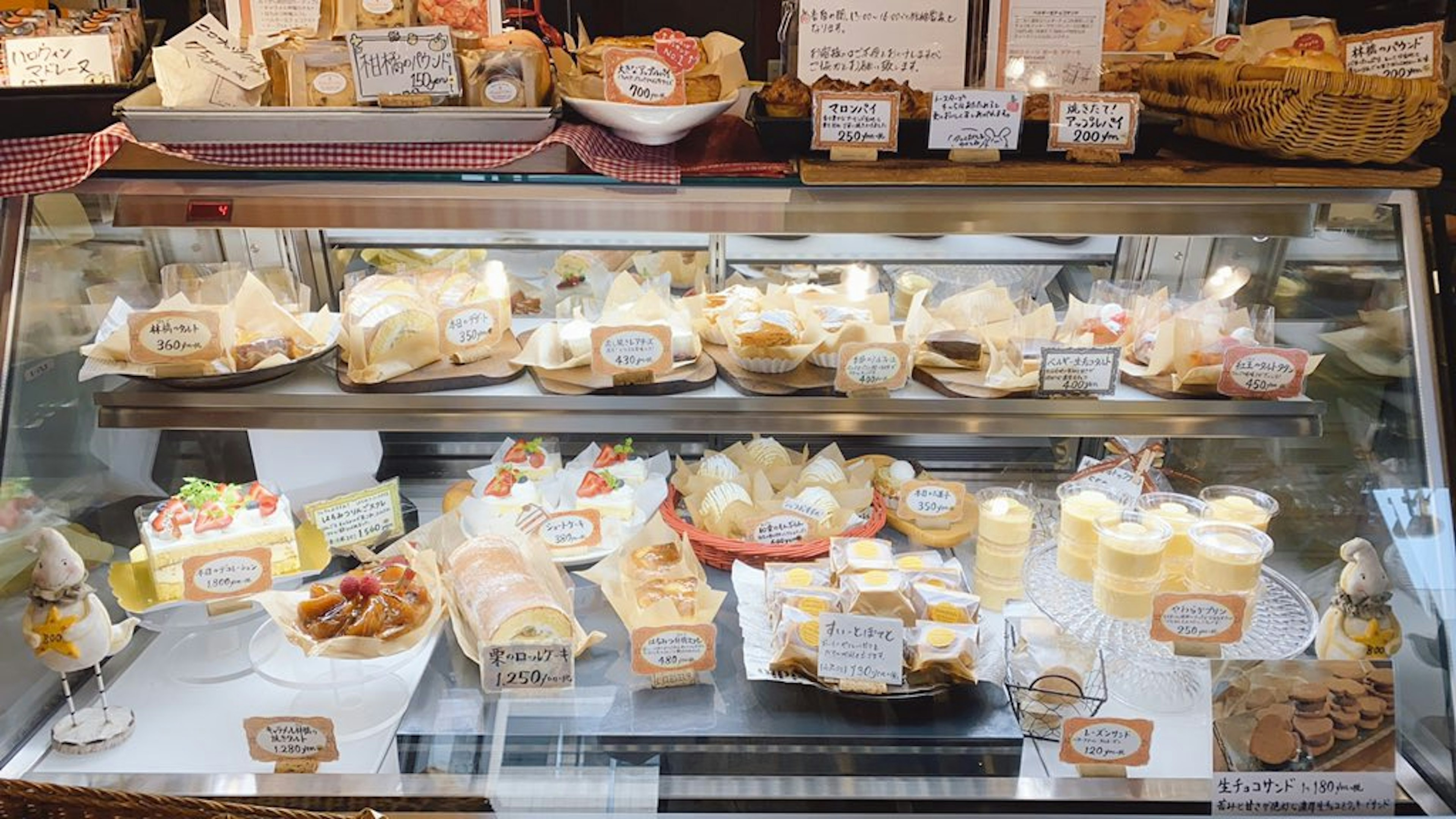 地元で愛される絶品お菓子が揃うお店のショーケース