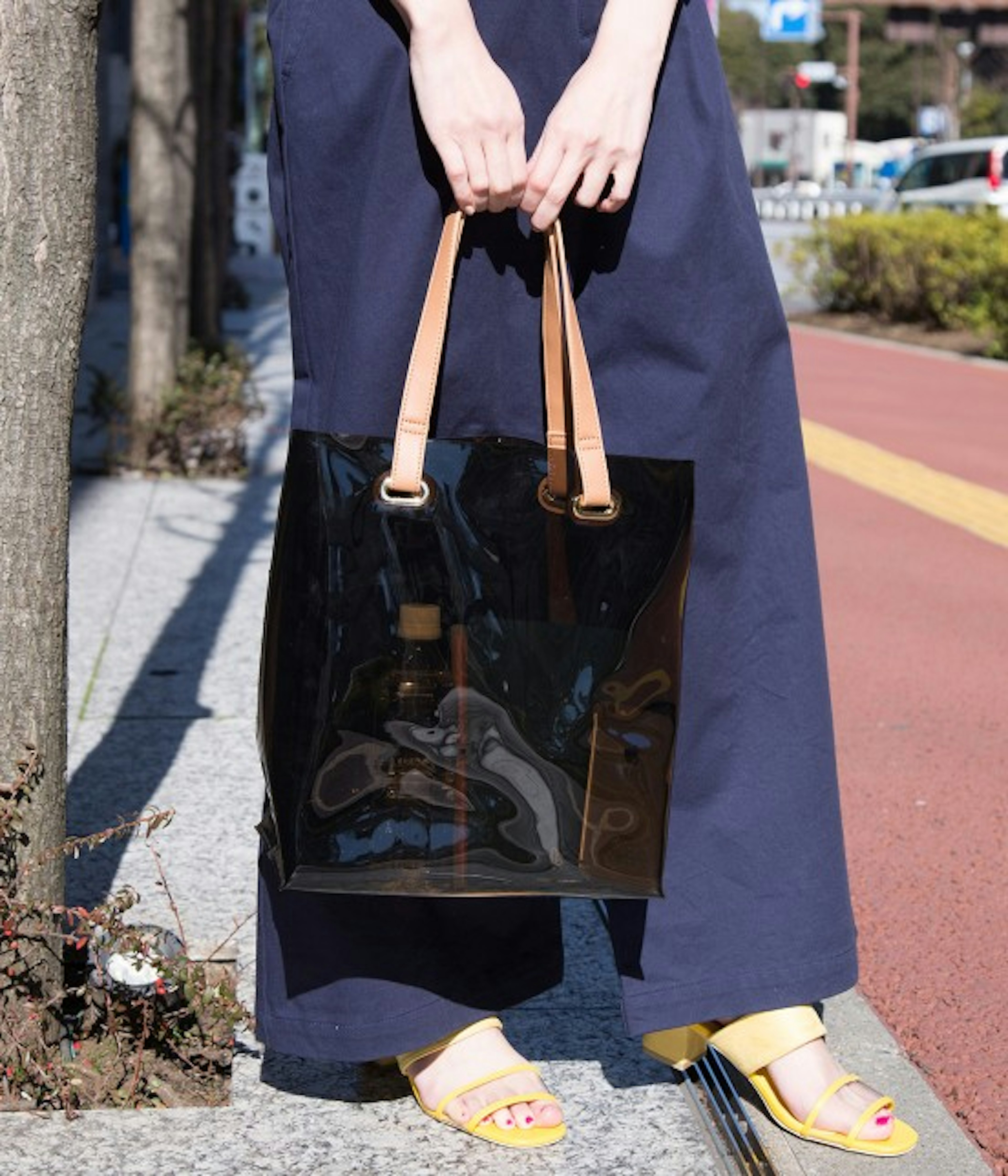 透明バッグでおしゃれに街歩き、ファッション雑貨