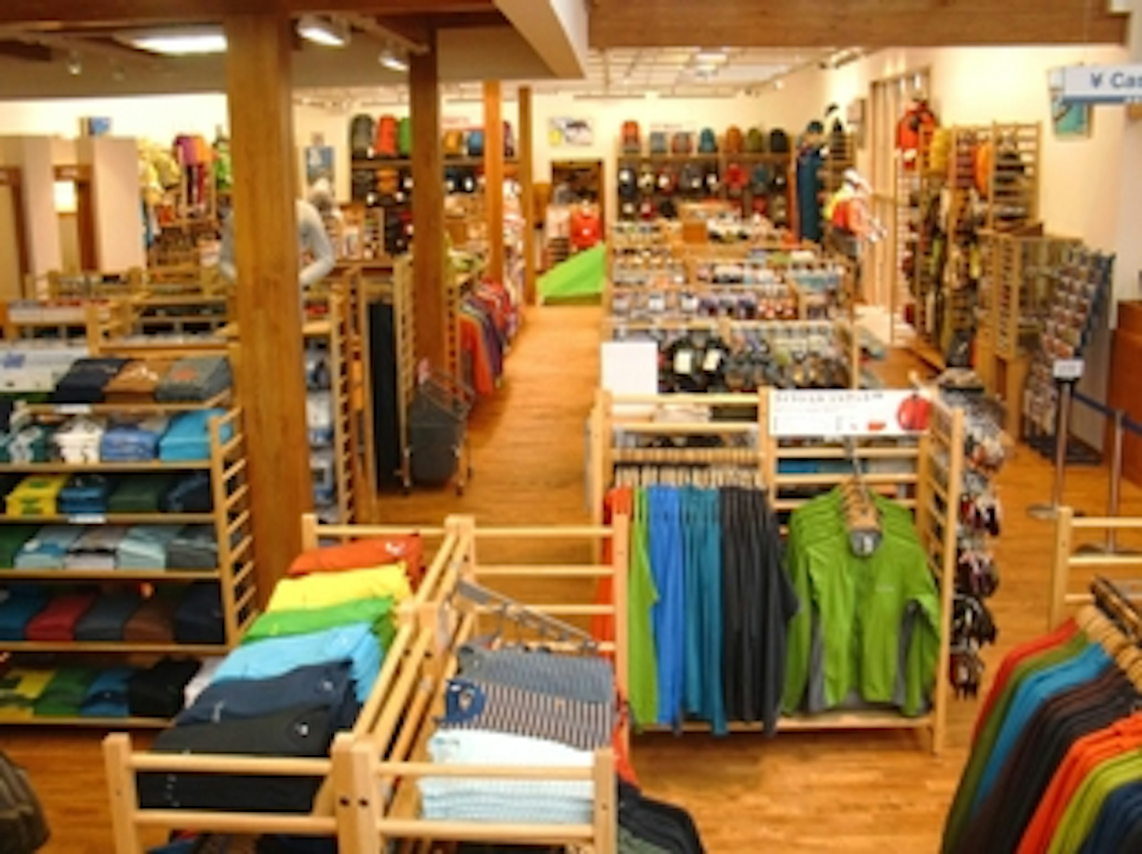 カラフルなTシャツが揃うおしゃれな店内