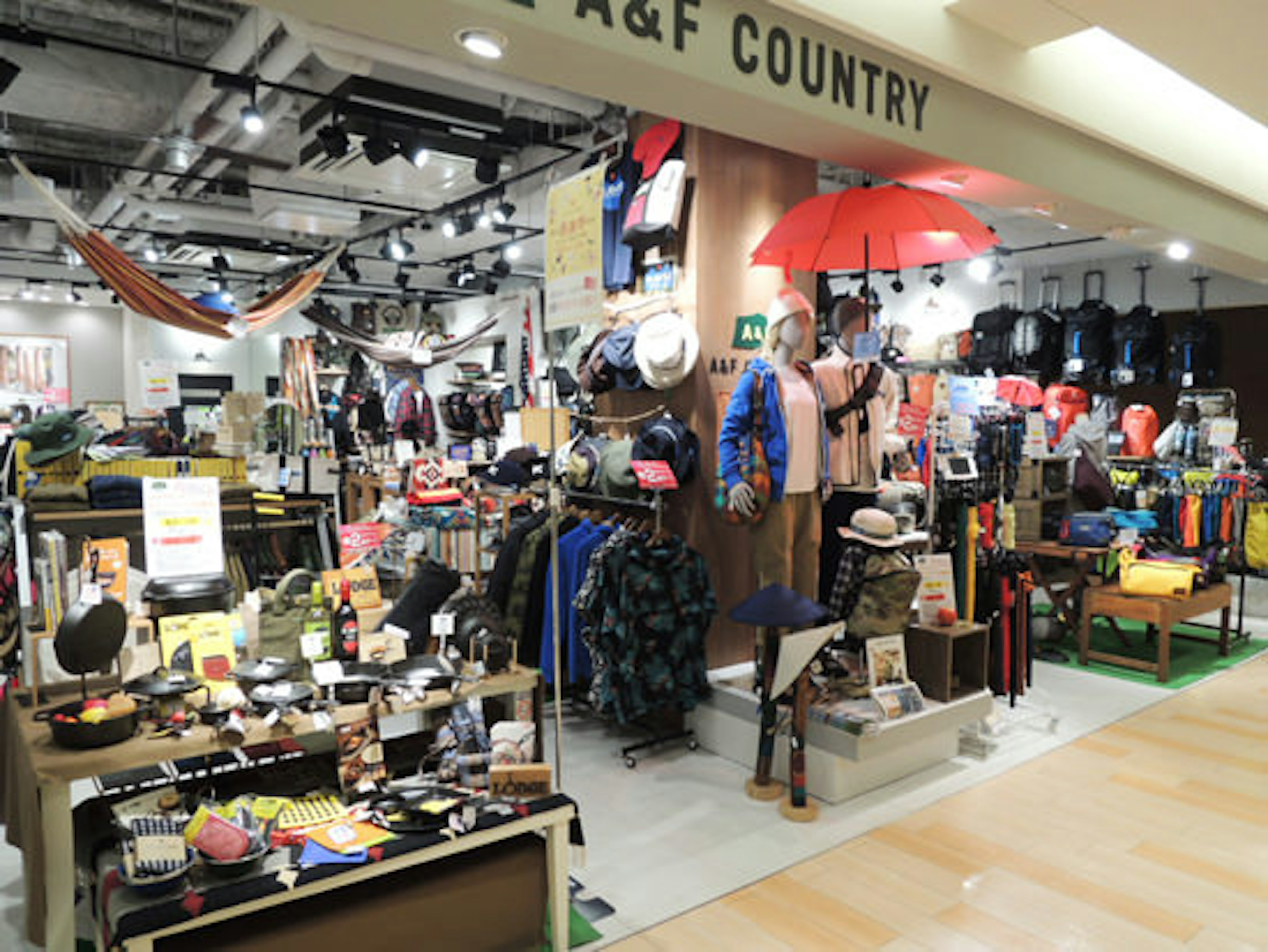 多彩なアウトドア用品が揃うスポーツショップ
