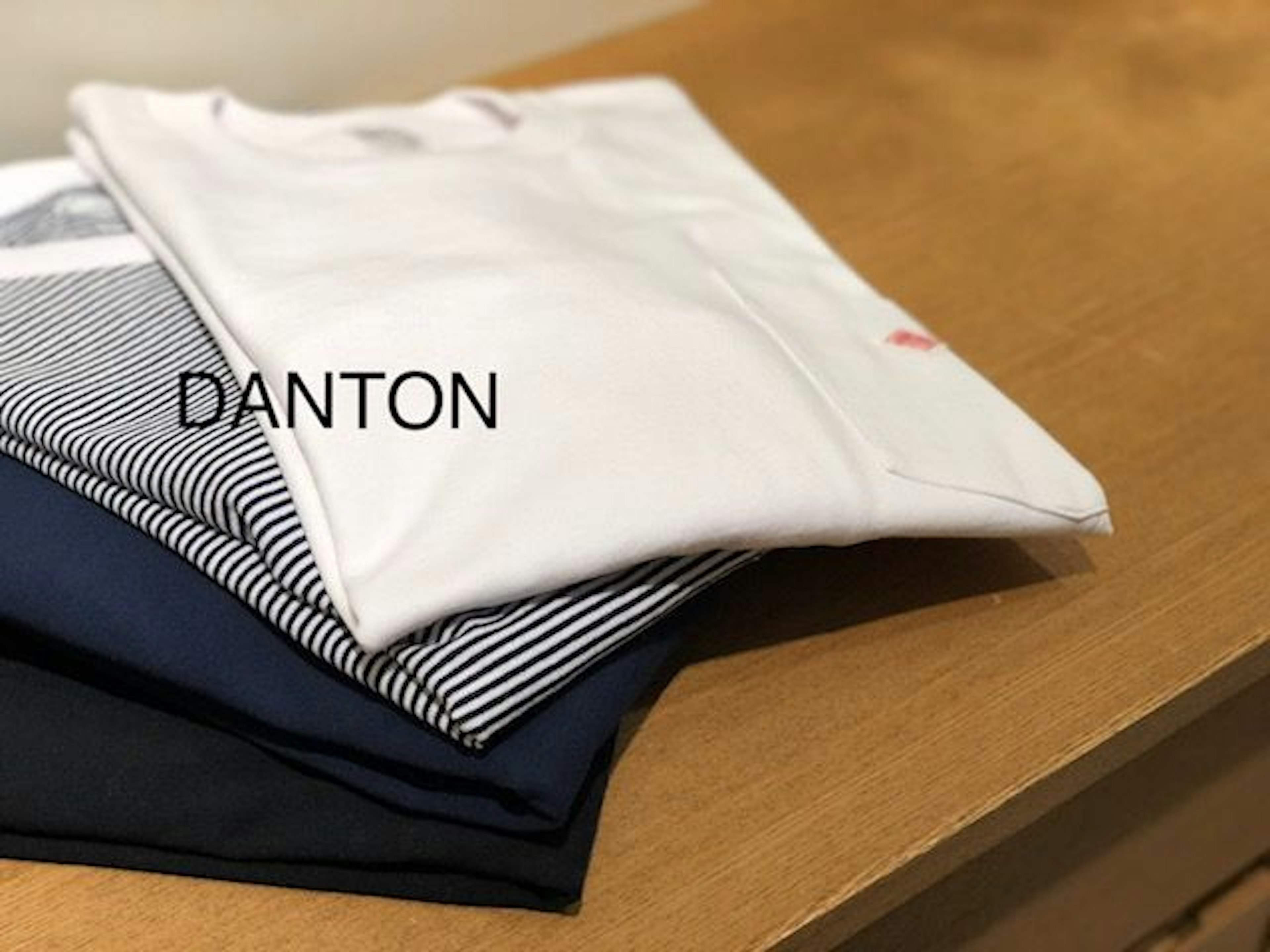 シンプルで上質なメンズファッションのTシャツ