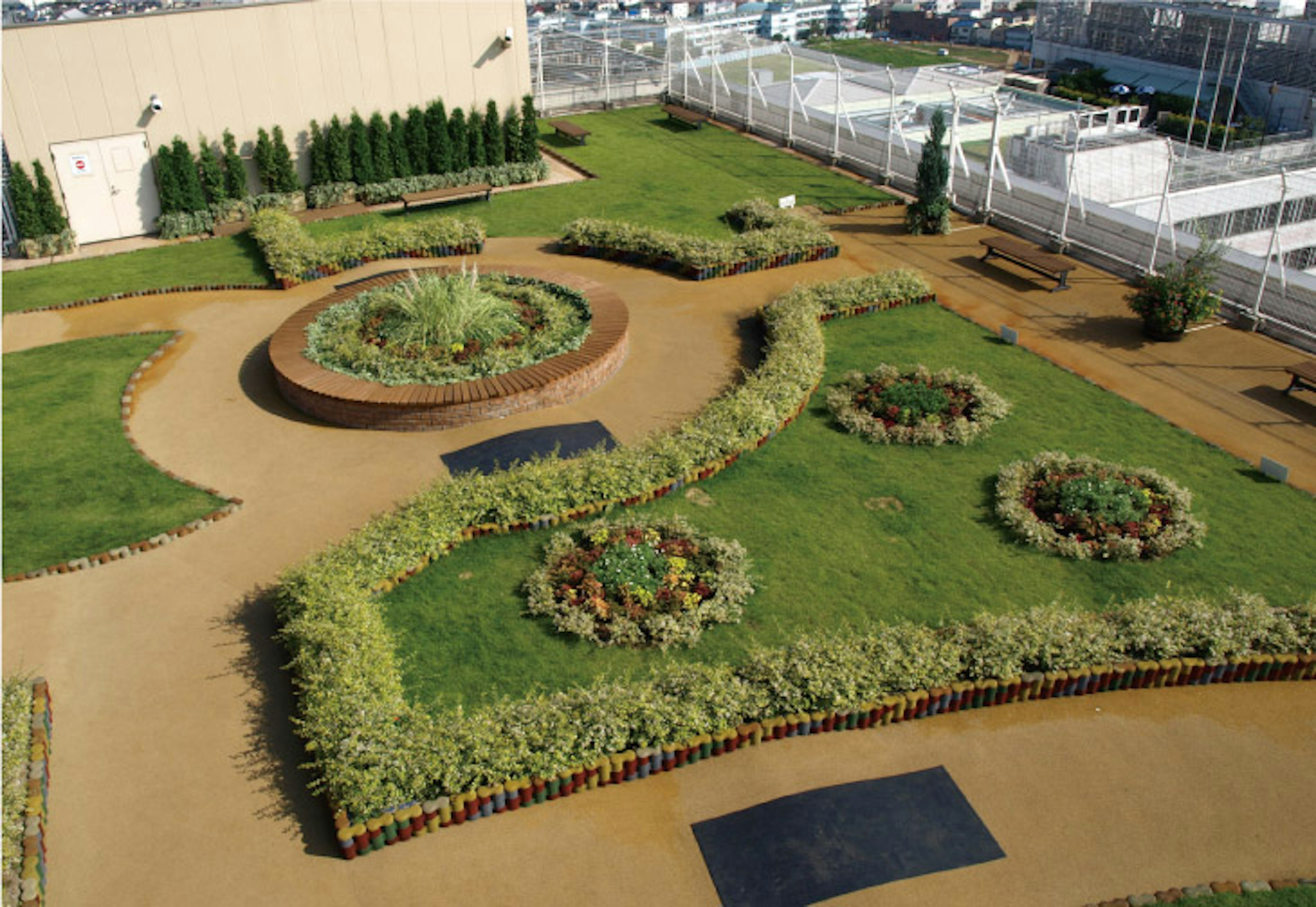 植物が植えられている屋上庭園
