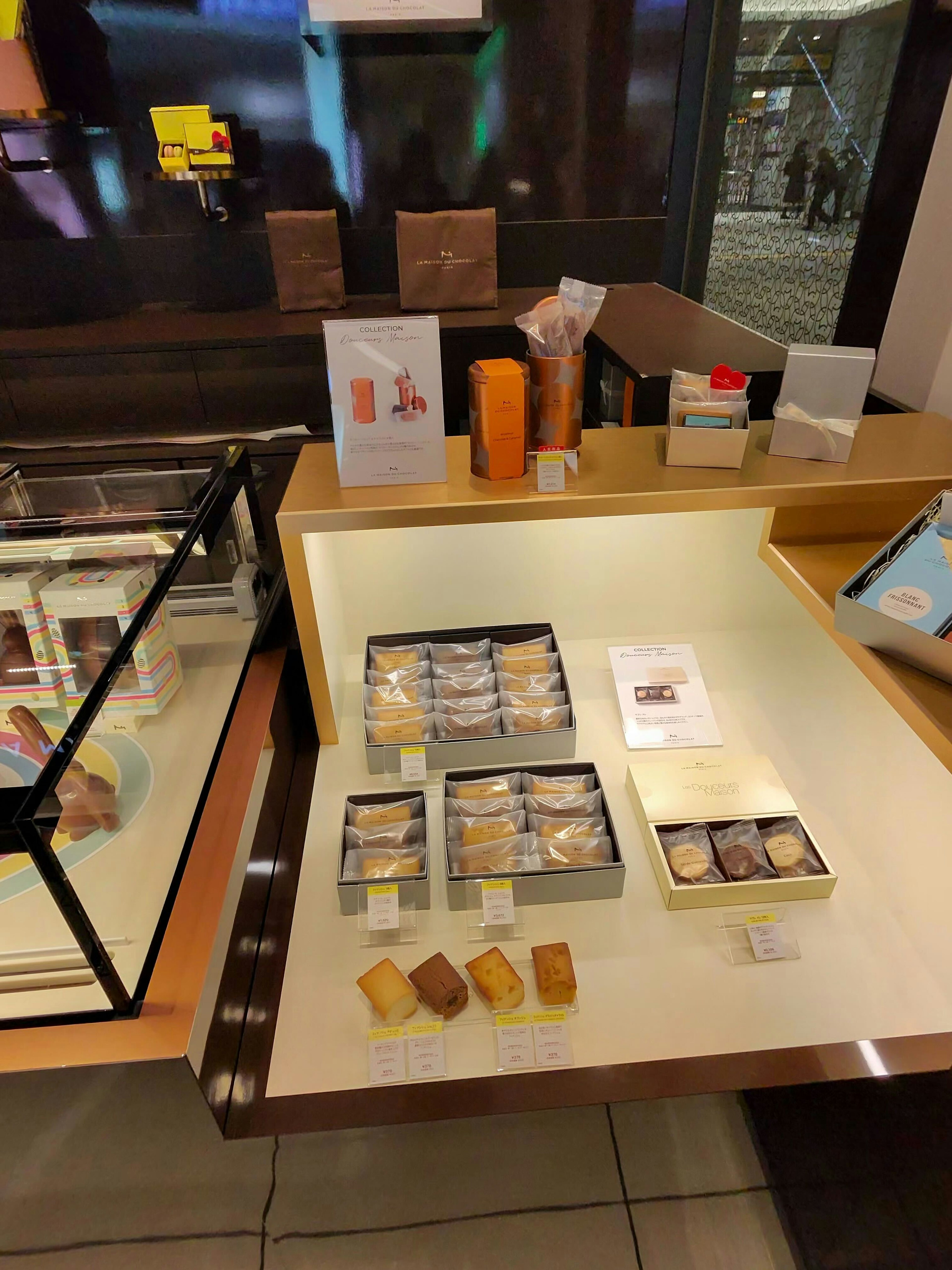 ラメゾンデュショコラ店内のさまざまなお菓子が展示されている様子