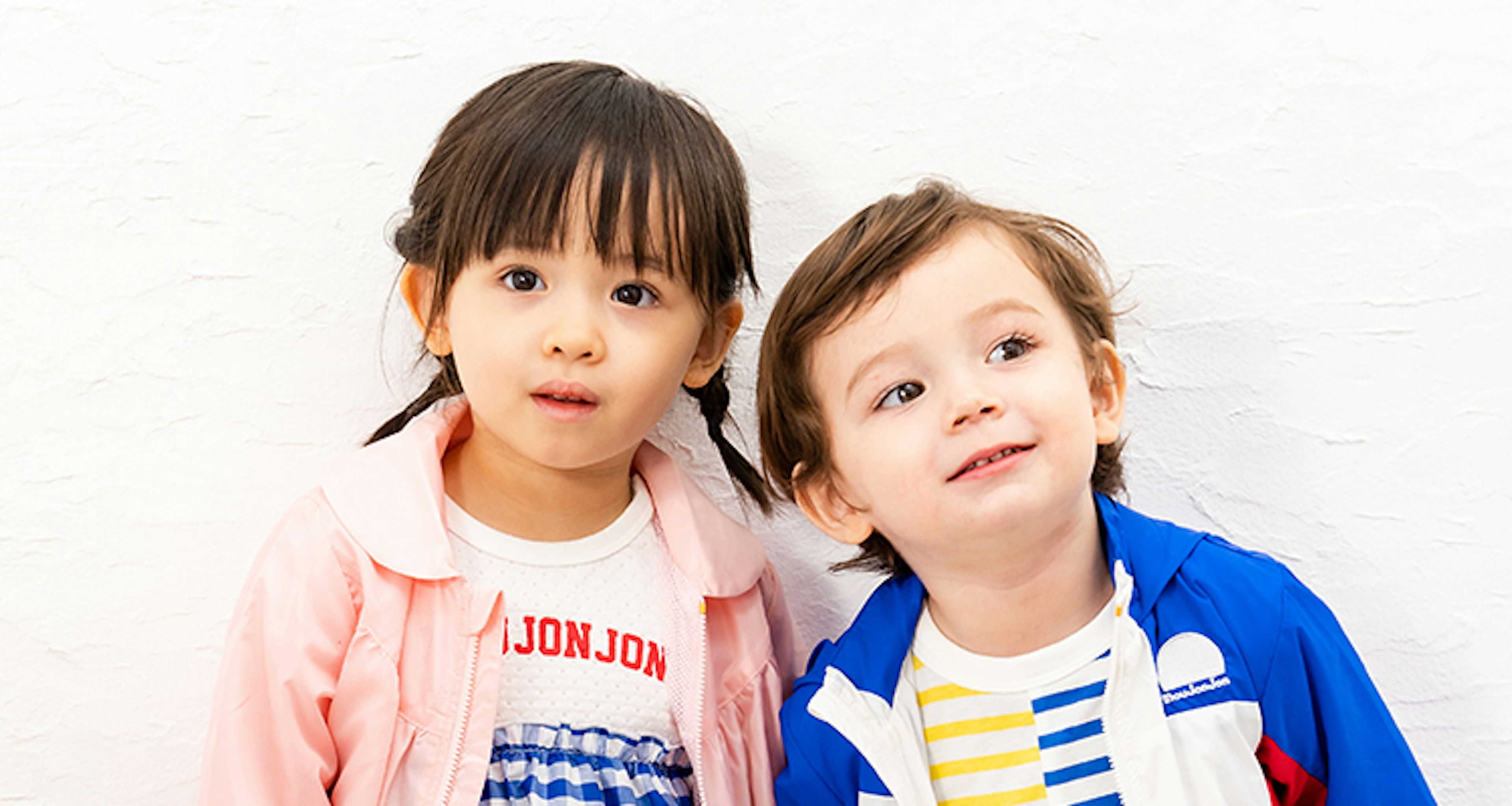 カラフルで可愛い子供服を着た二人の笑顔
