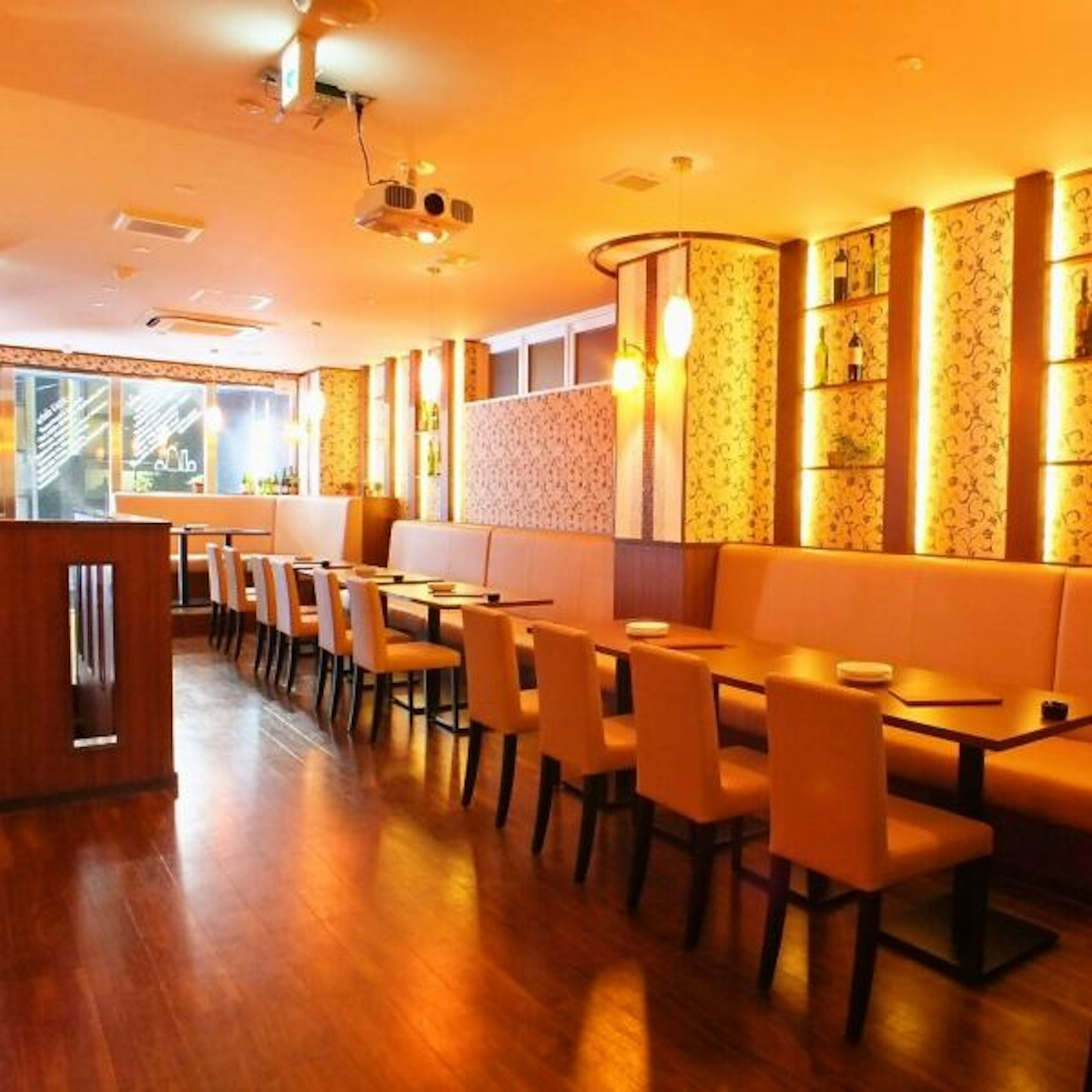 深夜でも落ち着けるおしゃれなカフェの店内