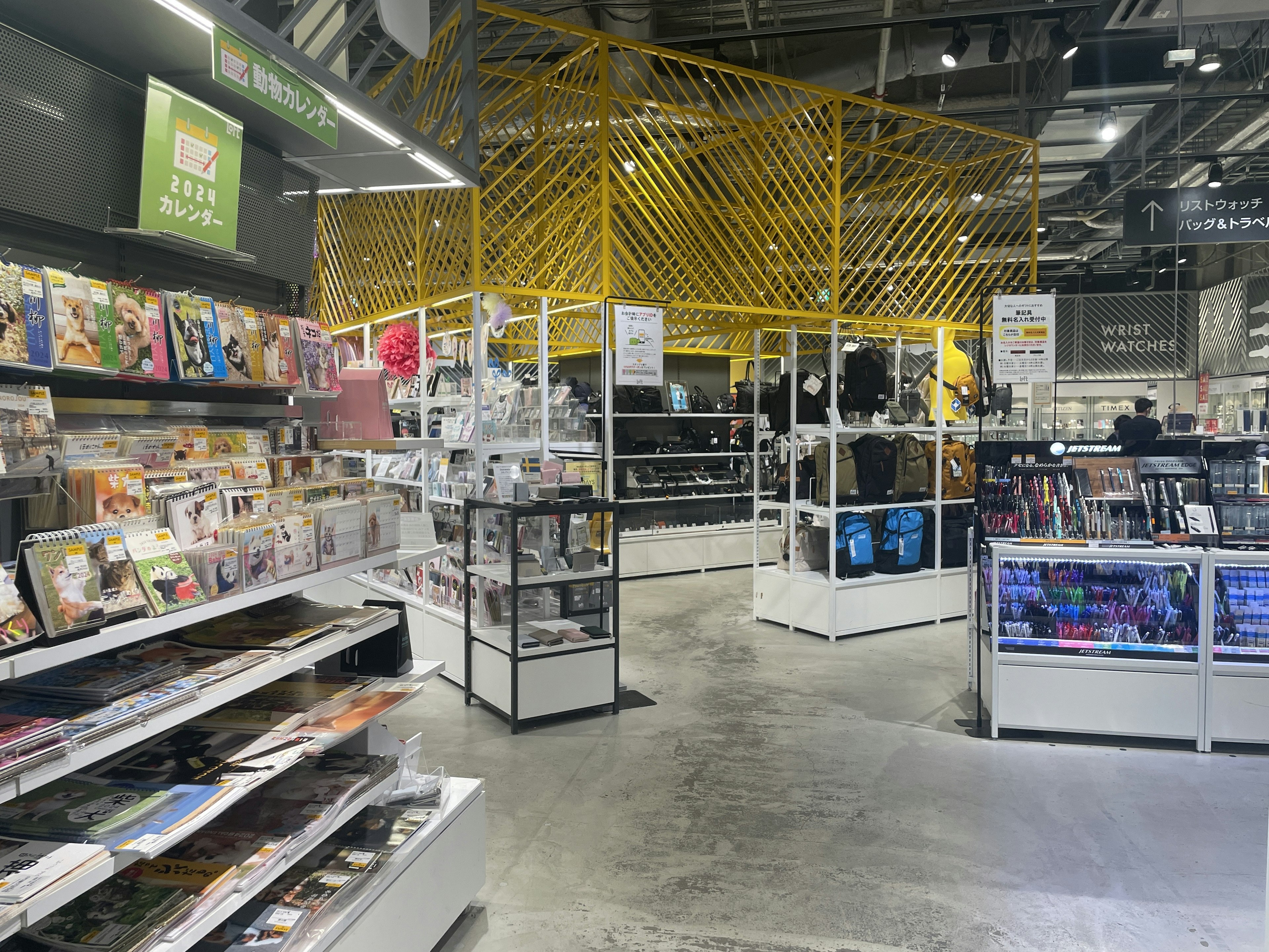 最新のイヤホンが揃うおしゃれな店内