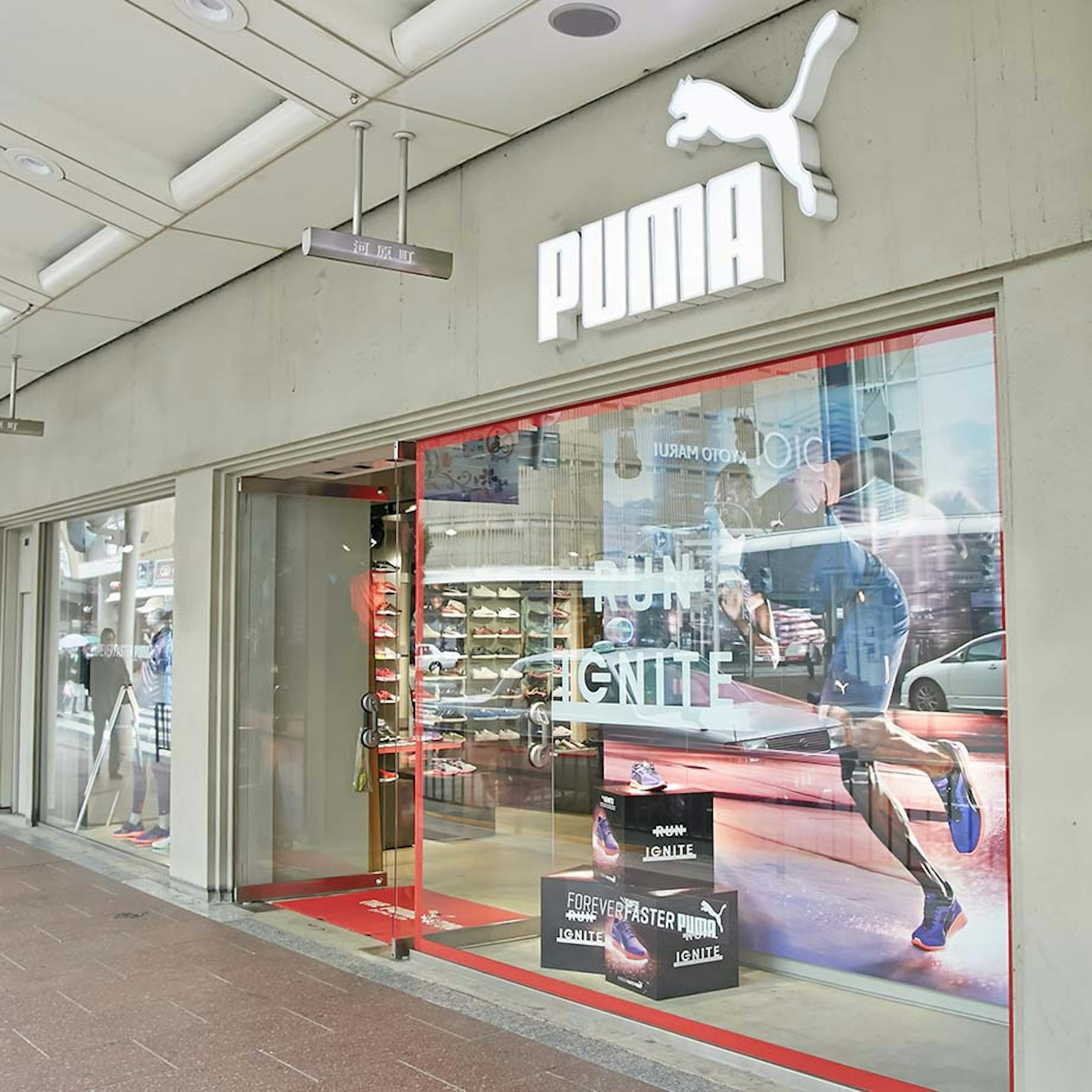 最新のランニングシューズが揃うおしゃれな店舗