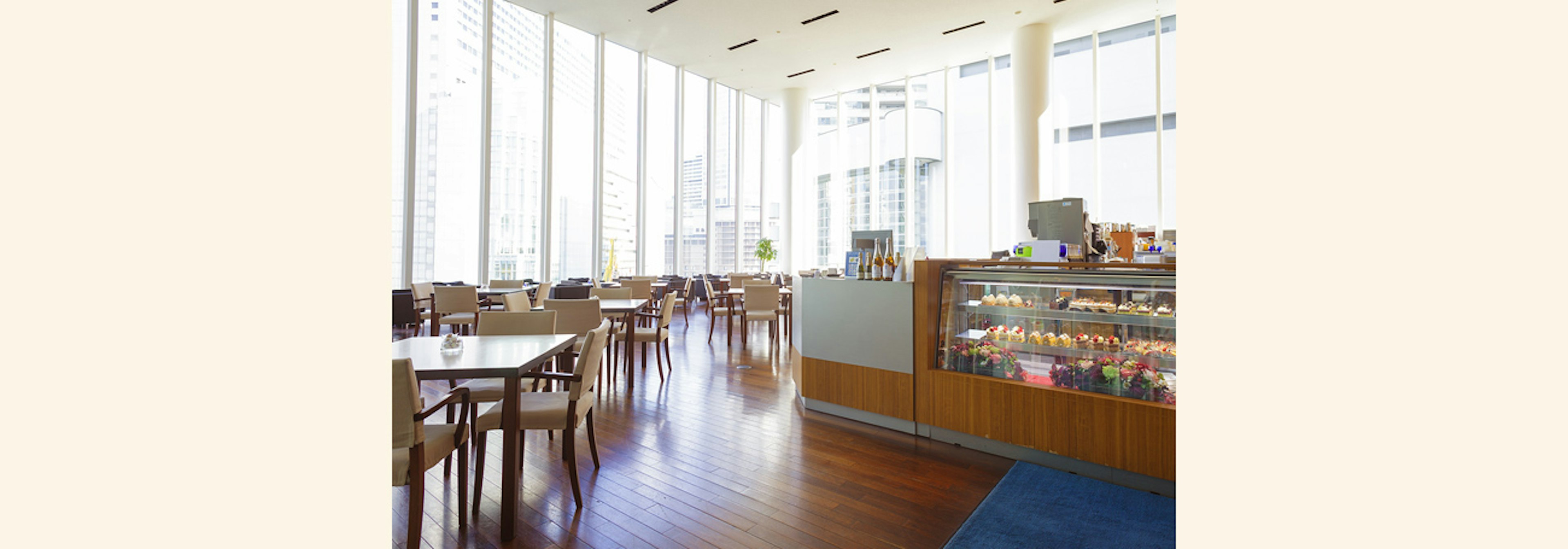 深夜でも楽しめるおしゃれなカフェの店内