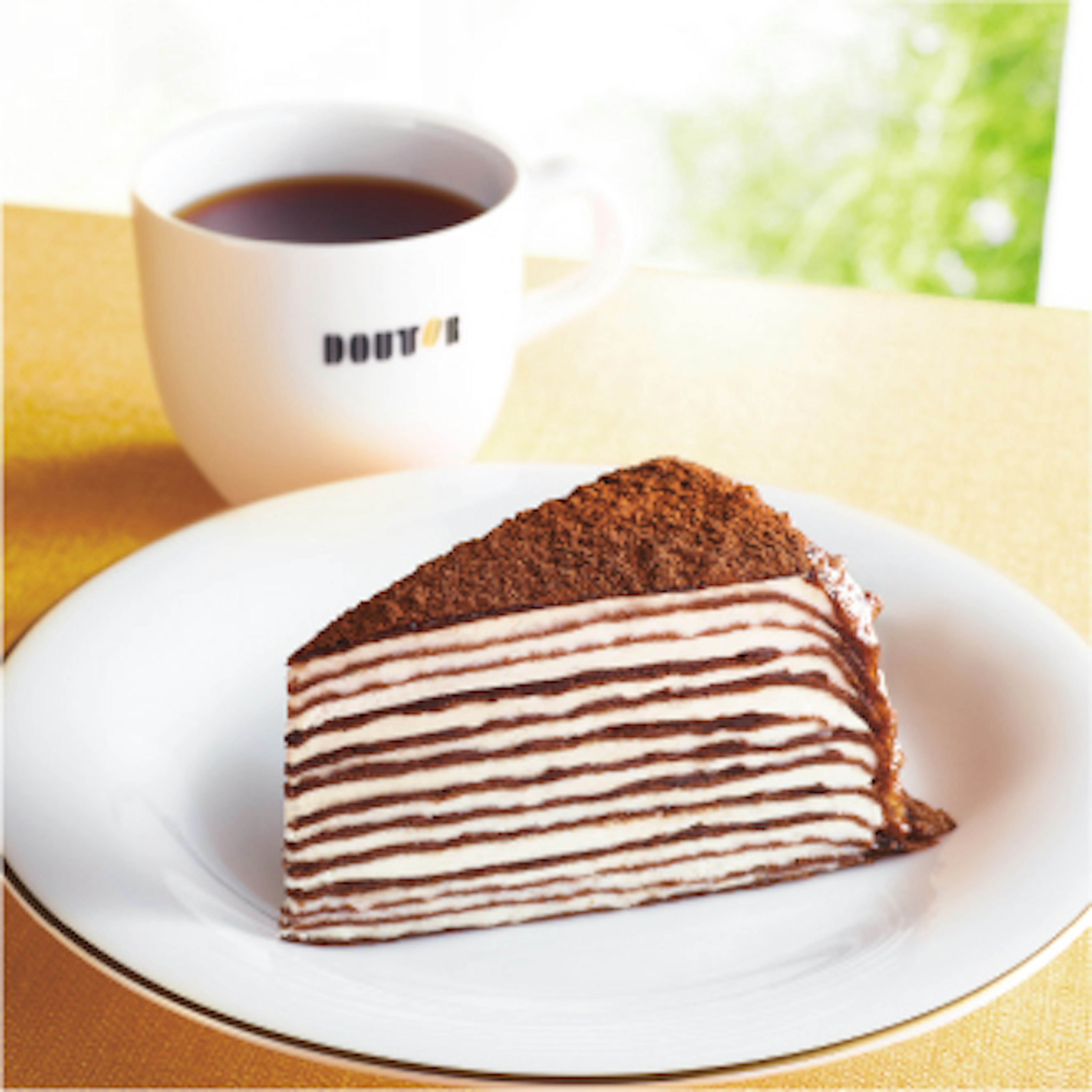 落ち着いたカフェで楽しむ絶品ミルクレープとコーヒー
