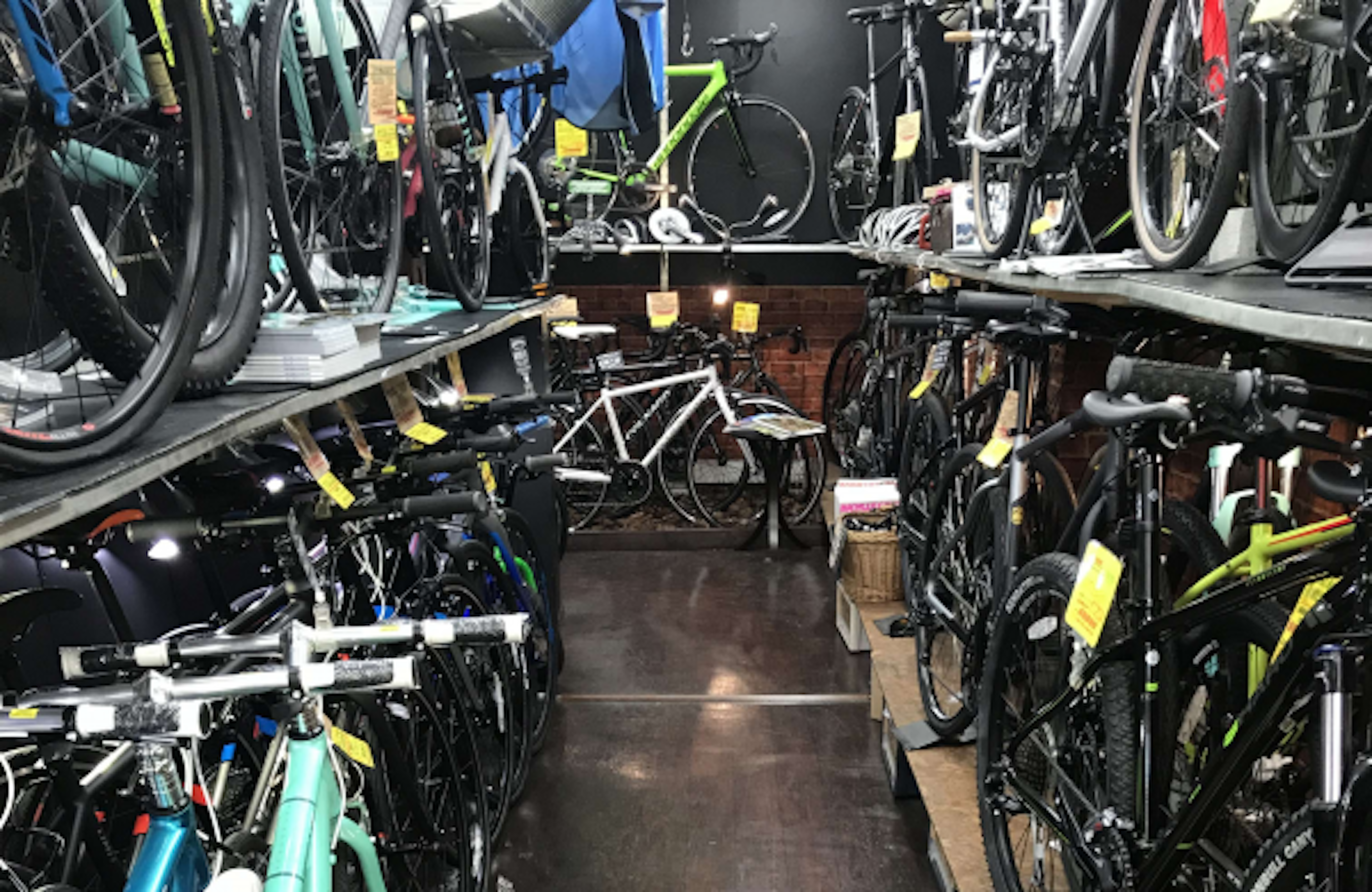 ロードバイク専門店で最新モデルをチェックしてきました。