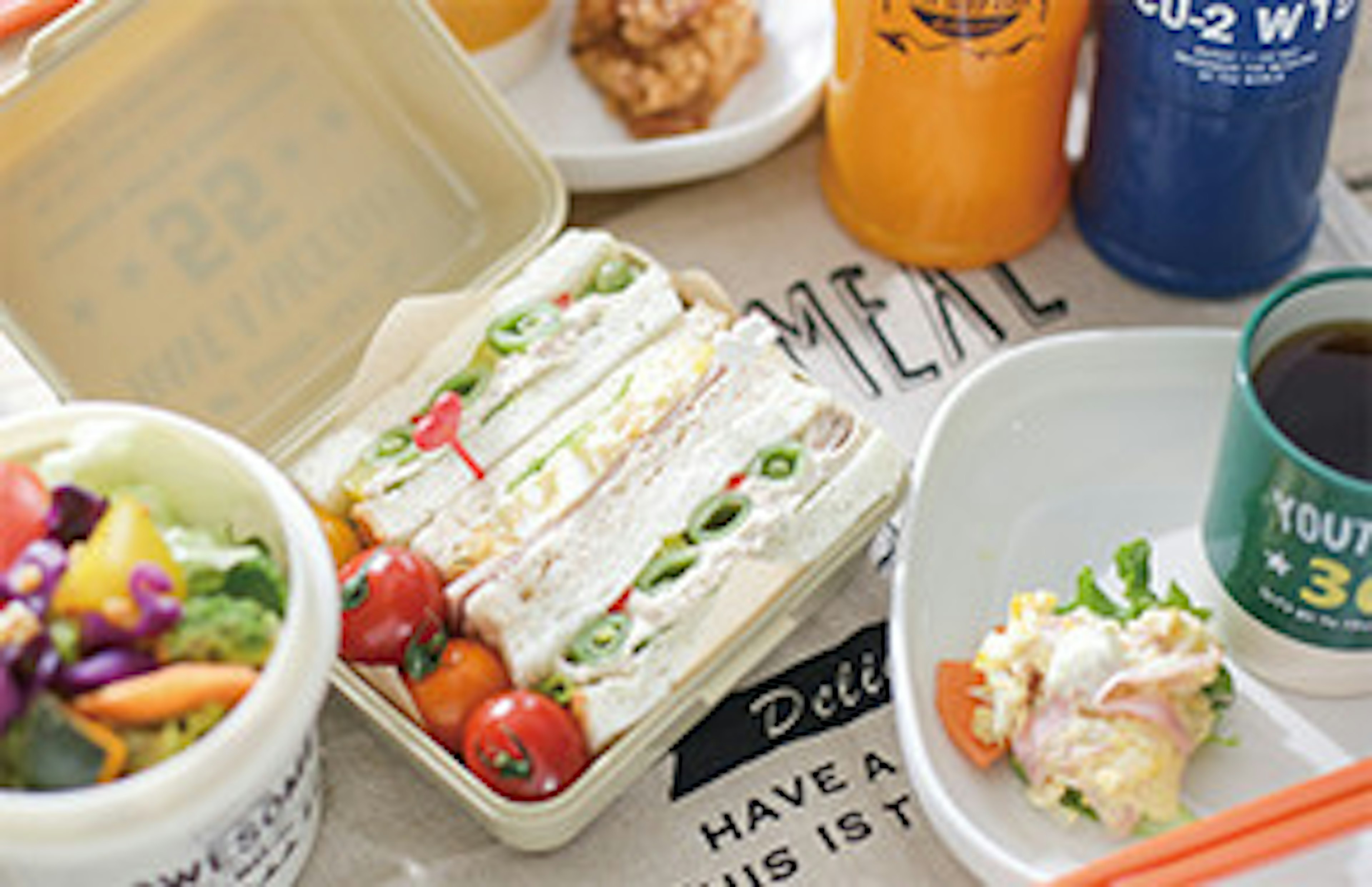 新鮮なサンドイッチとサラダが楽しめるカフェランチ