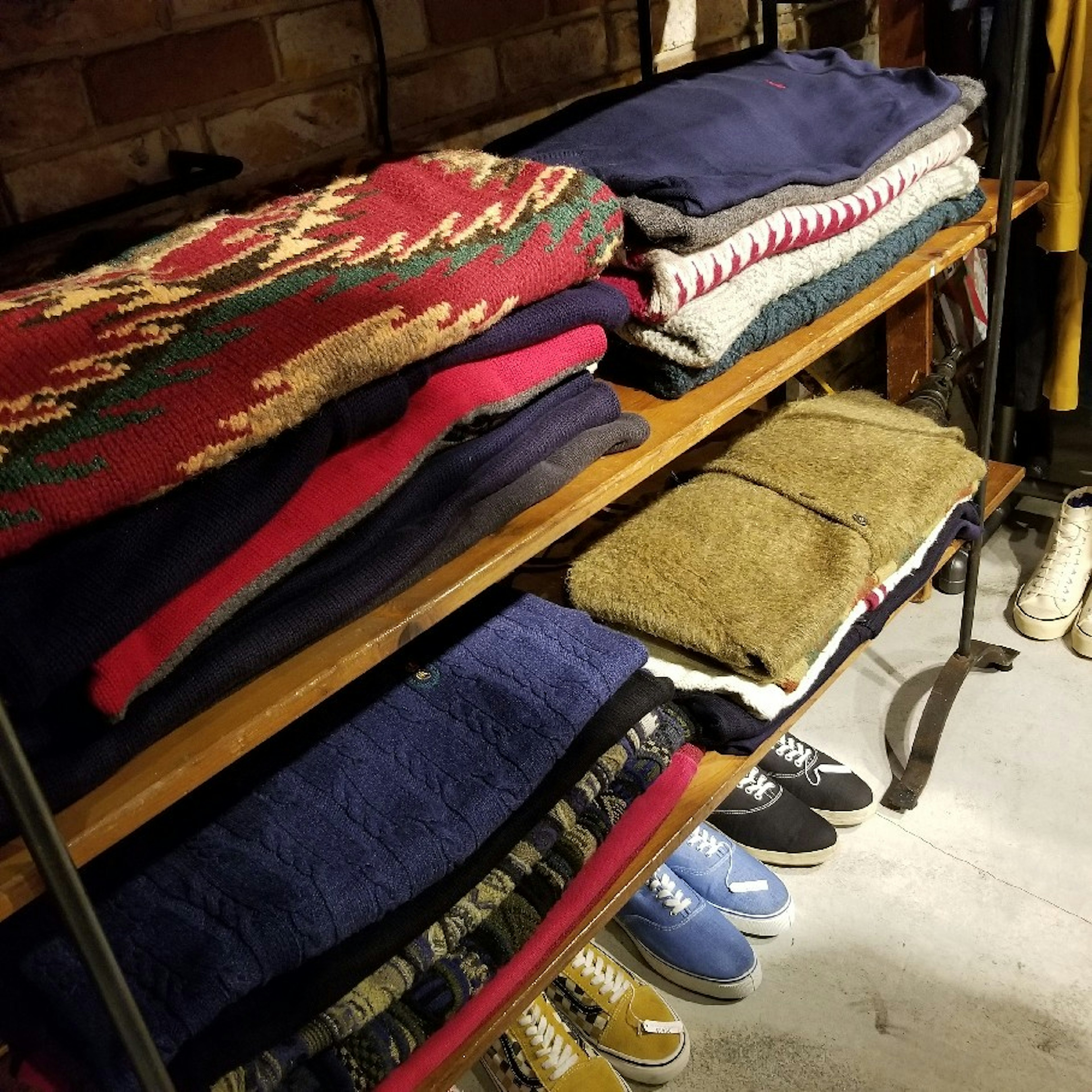 温かみのある古着のセーターが並ぶおしゃれな店内