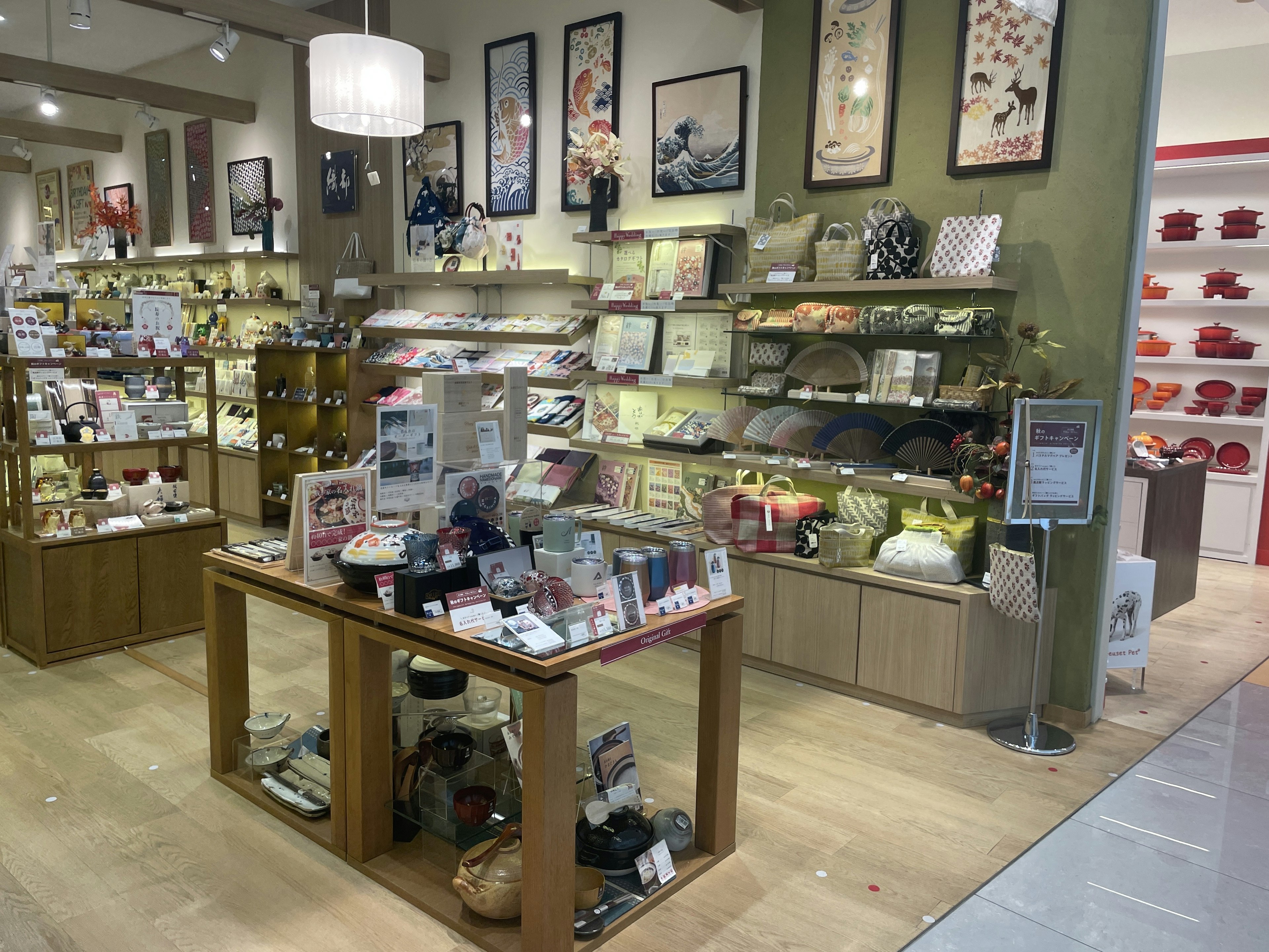 和風デザインのキッチン用品が揃うおしゃれな店内