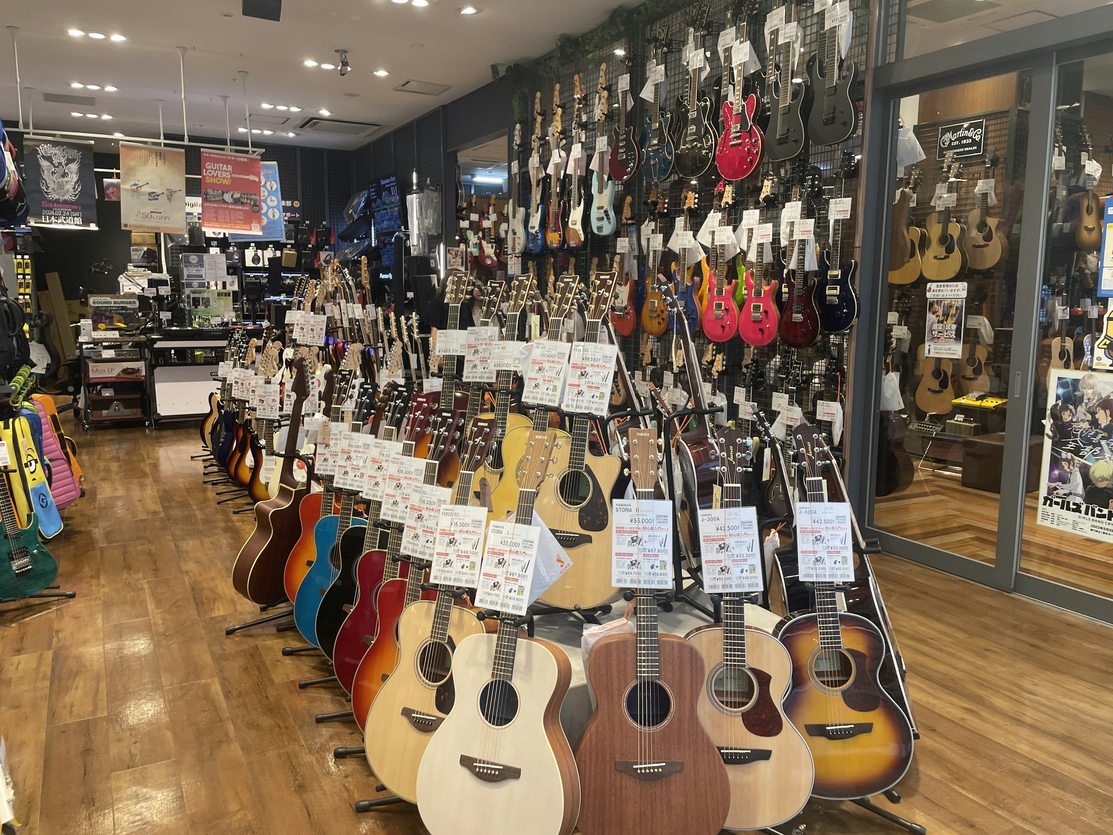 多彩なギターが揃う楽器店で音楽の世界へ飛び込もう
