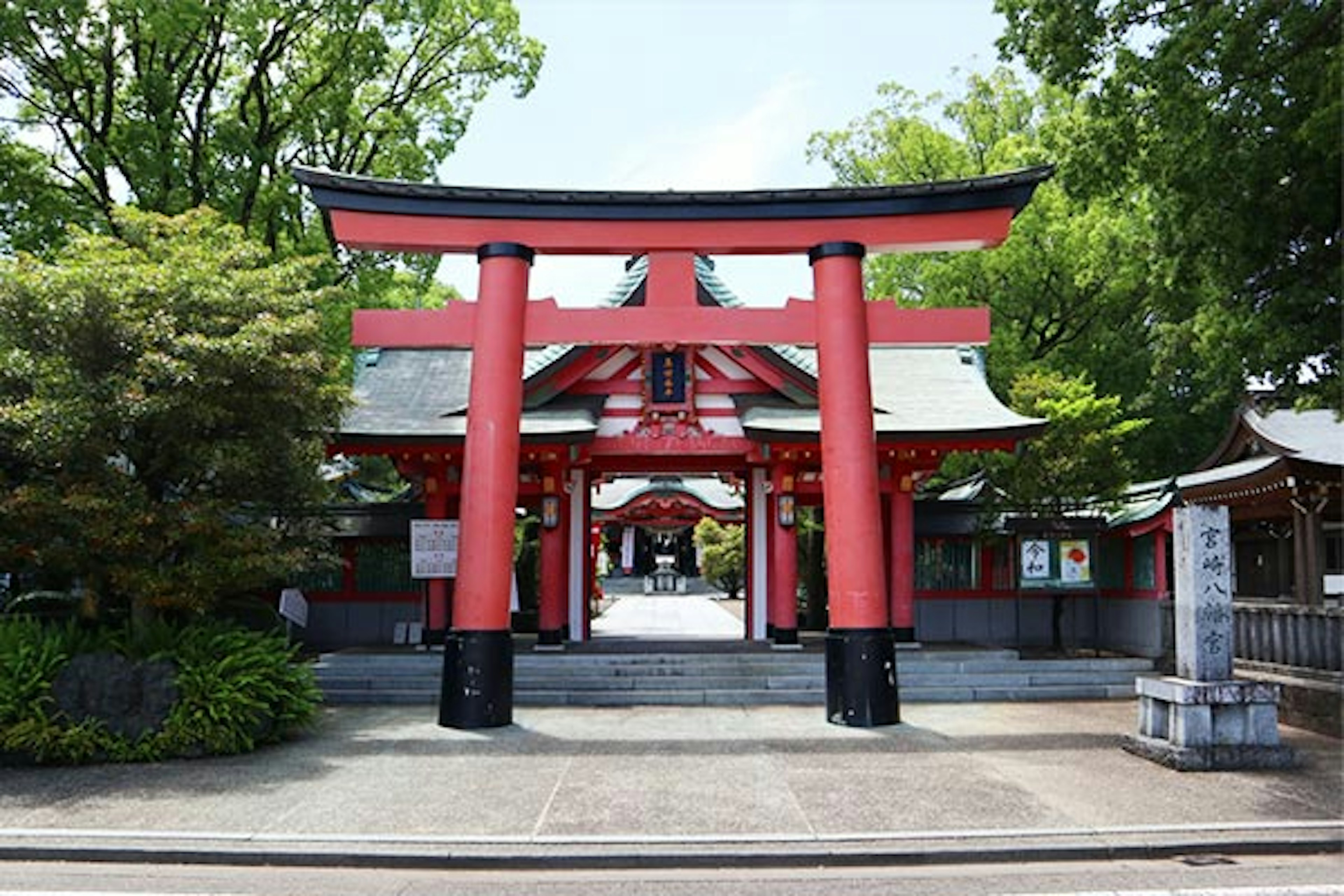 歴史ある神社で心を癒し、暇つぶしに最適な場所