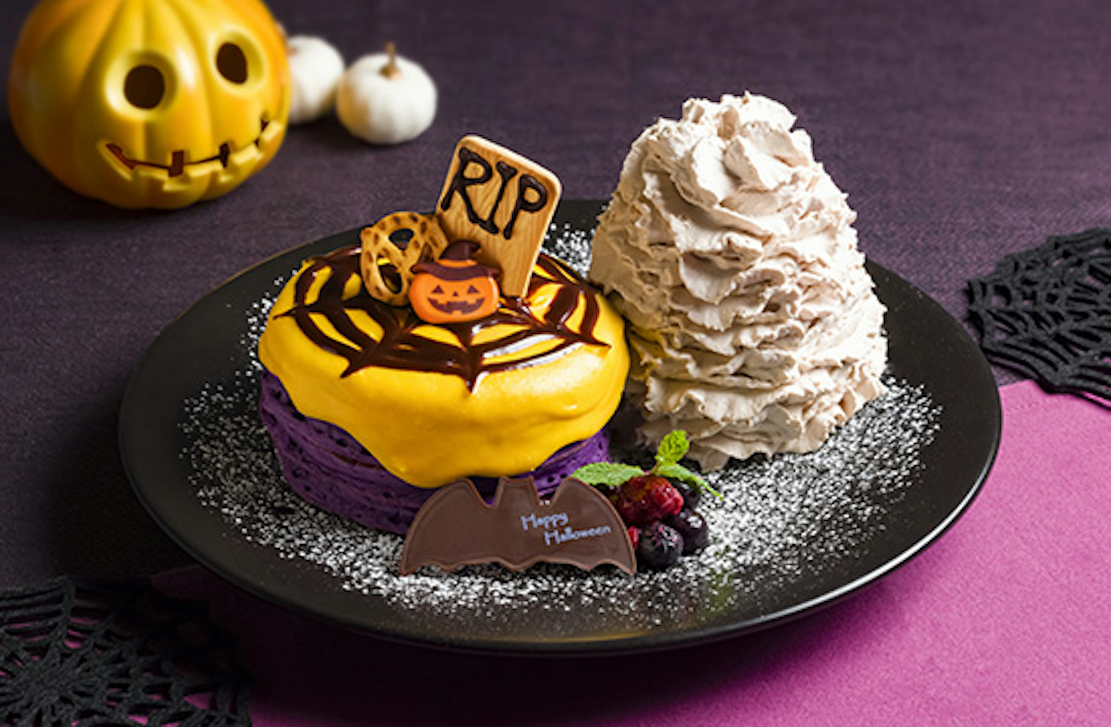 濃厚なパンプキンクリームをたっぷり使ったハロウィンパンケーキの画像。