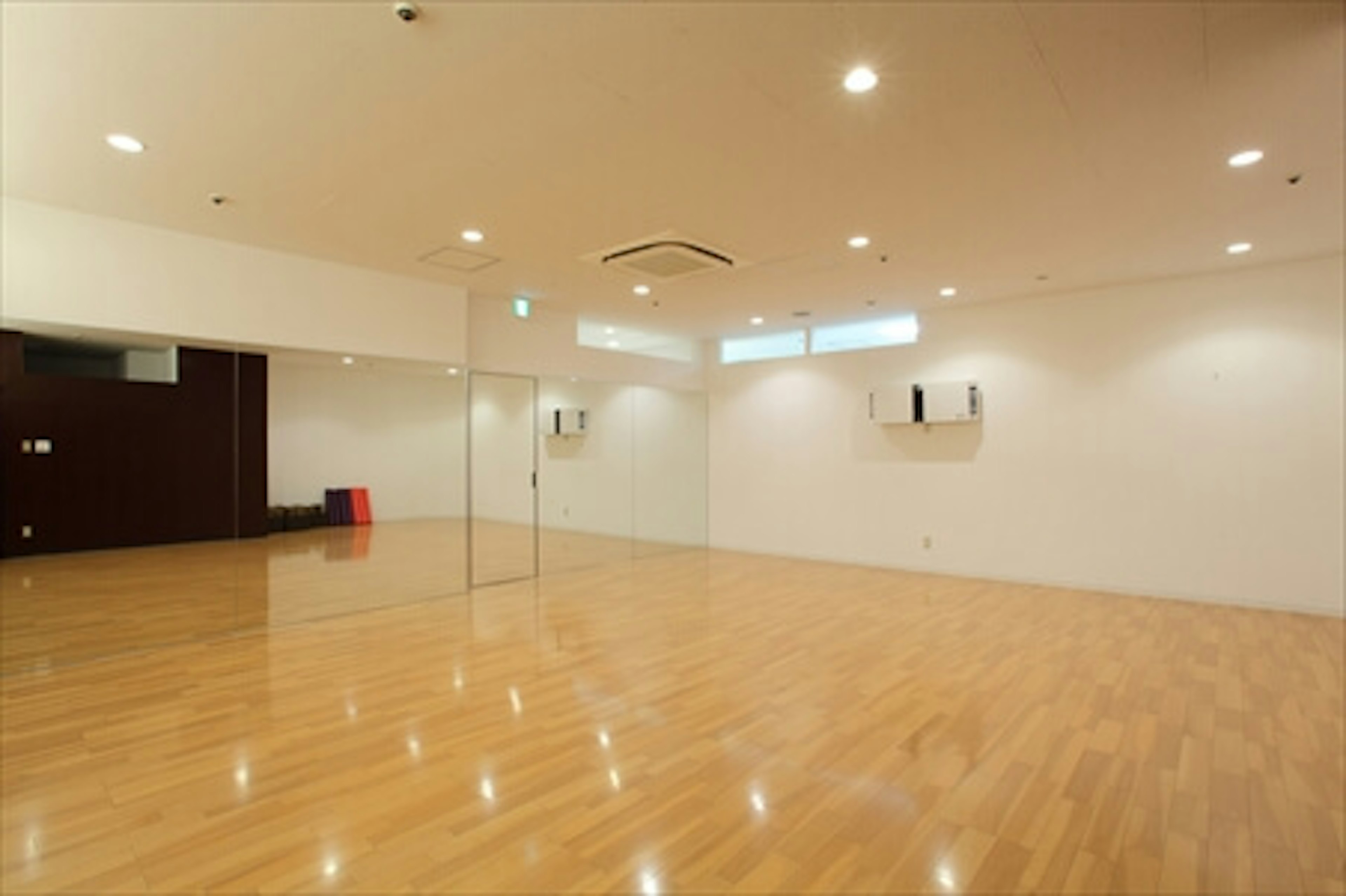 広々としたヨガスタジオで心身をリフレッシュ